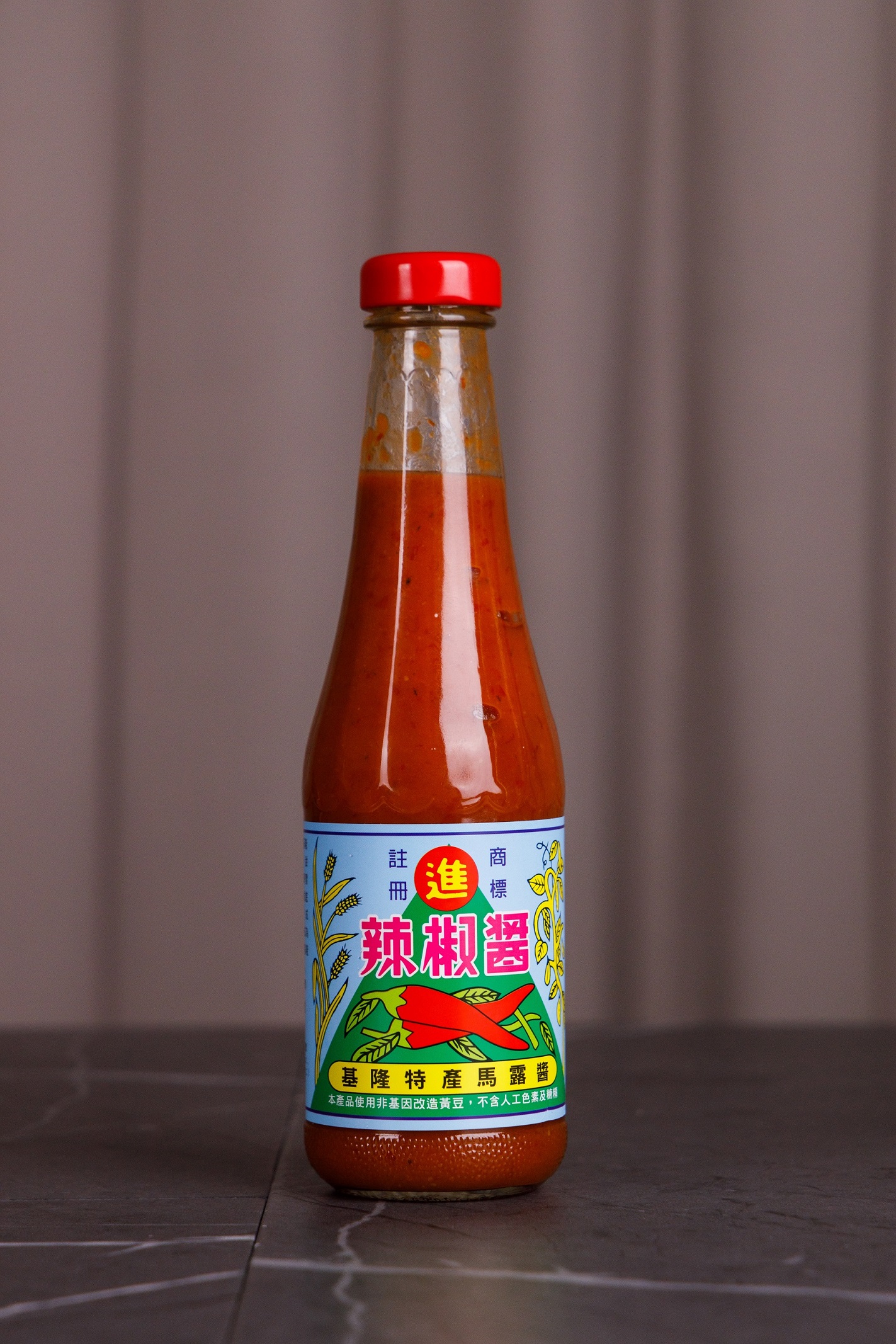 基隆「丸進辣椒醬」加入味噌，口感甘甜。