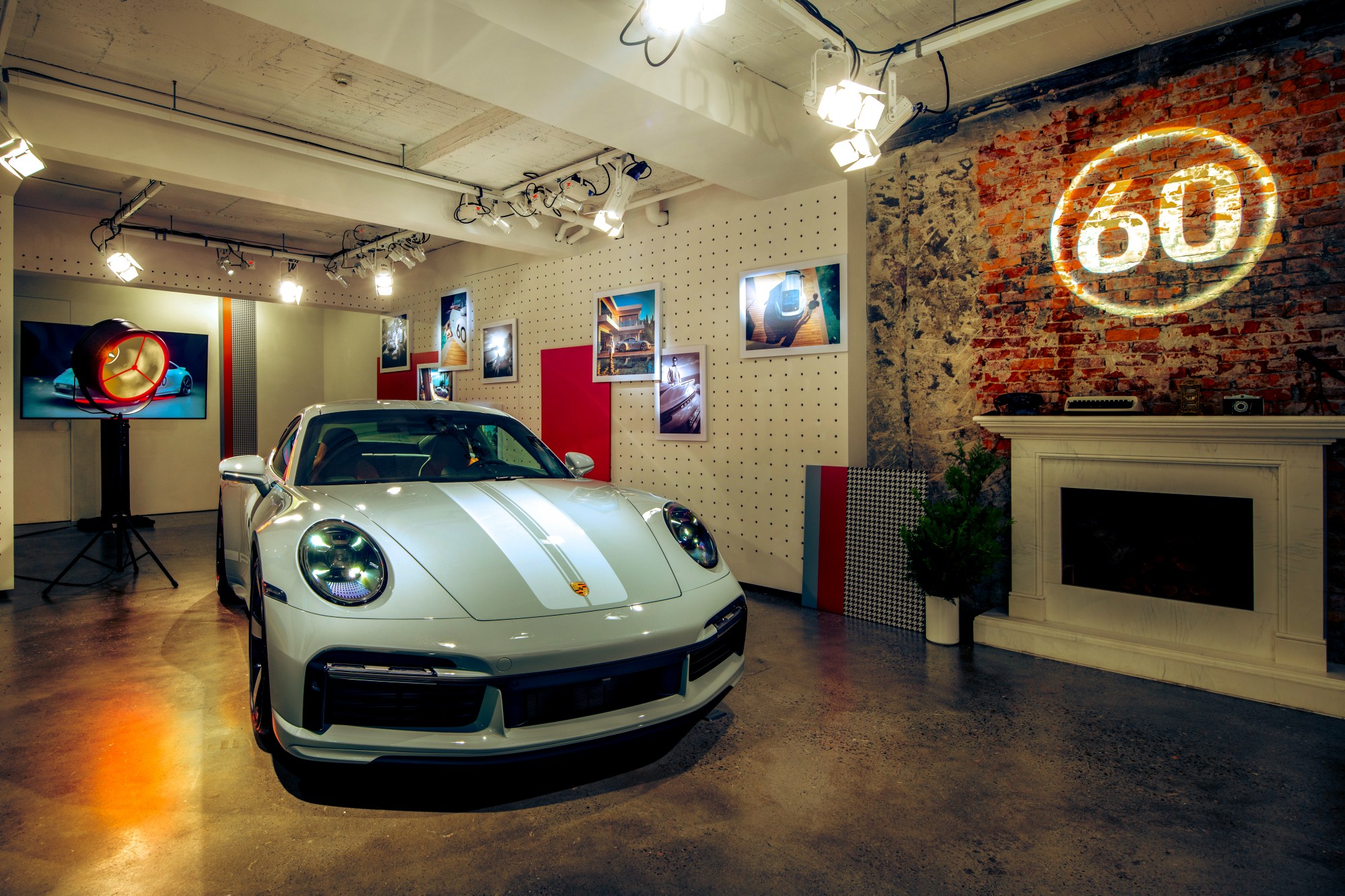 【新車登場】不容錯認的金屬跑格灰搭配經典鴨尾與千鳥格紋！全新 Porsche 911 Sport Classic 抵台亮相