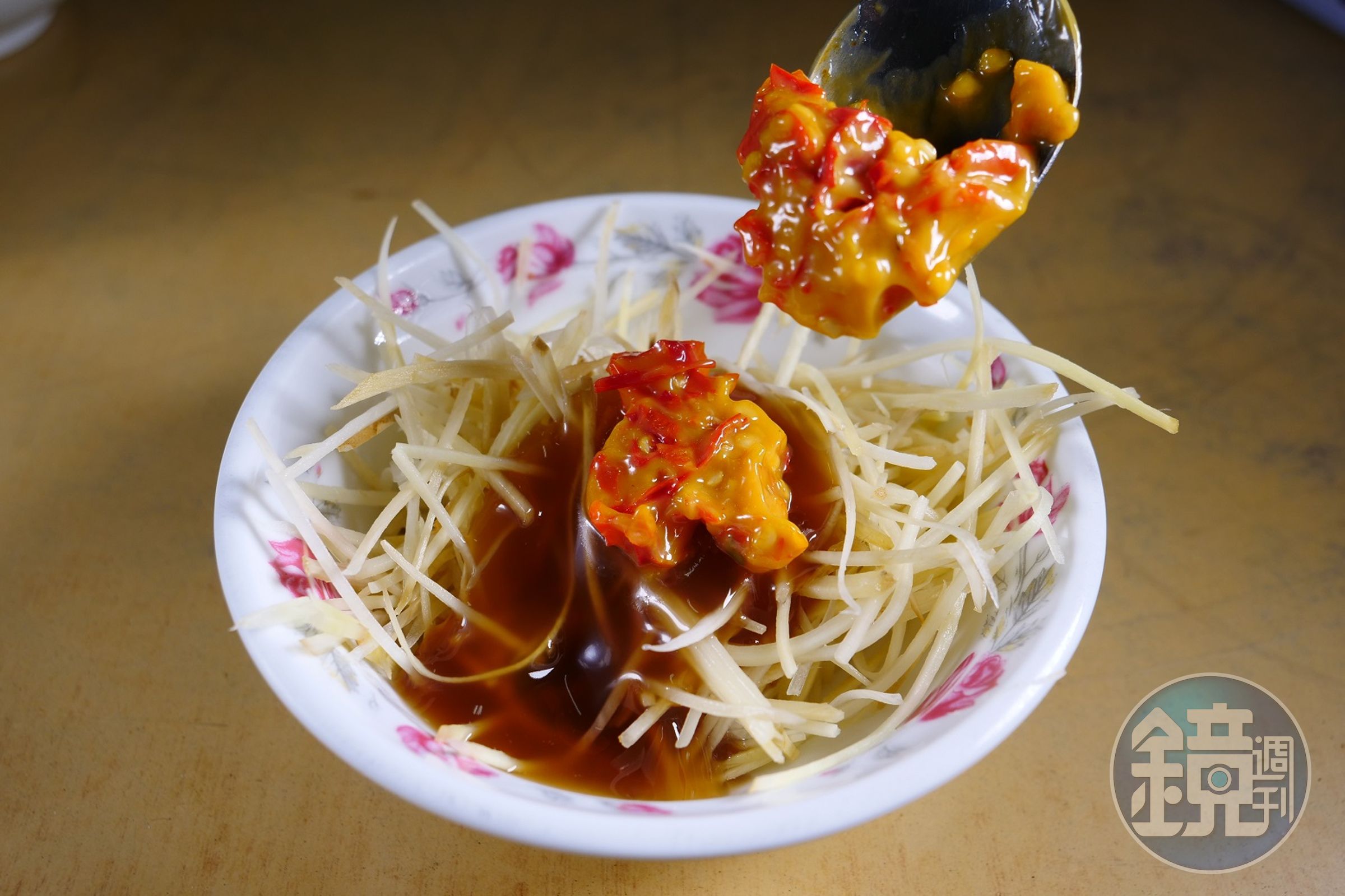 喝牛肉湯，辣椒醬配上大量薑絲是必要的。