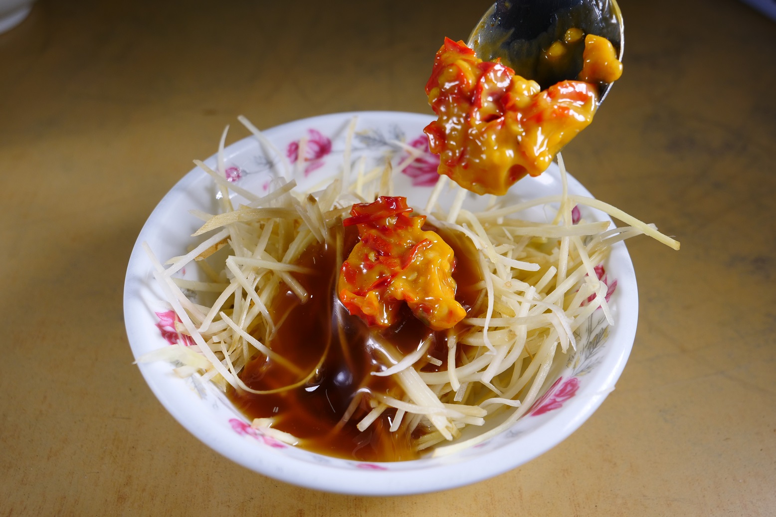 喝牛肉湯，辣椒醬配上大量薑絲是必要的。