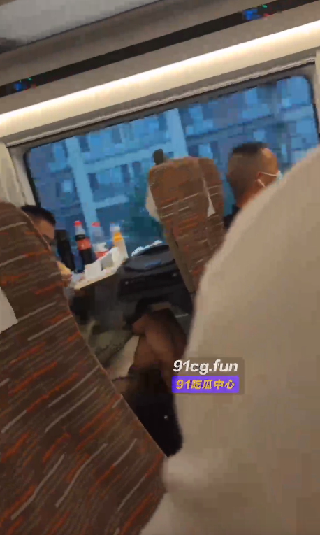 車廂內乘客眾多。（翻自《91吃瓜中心》）