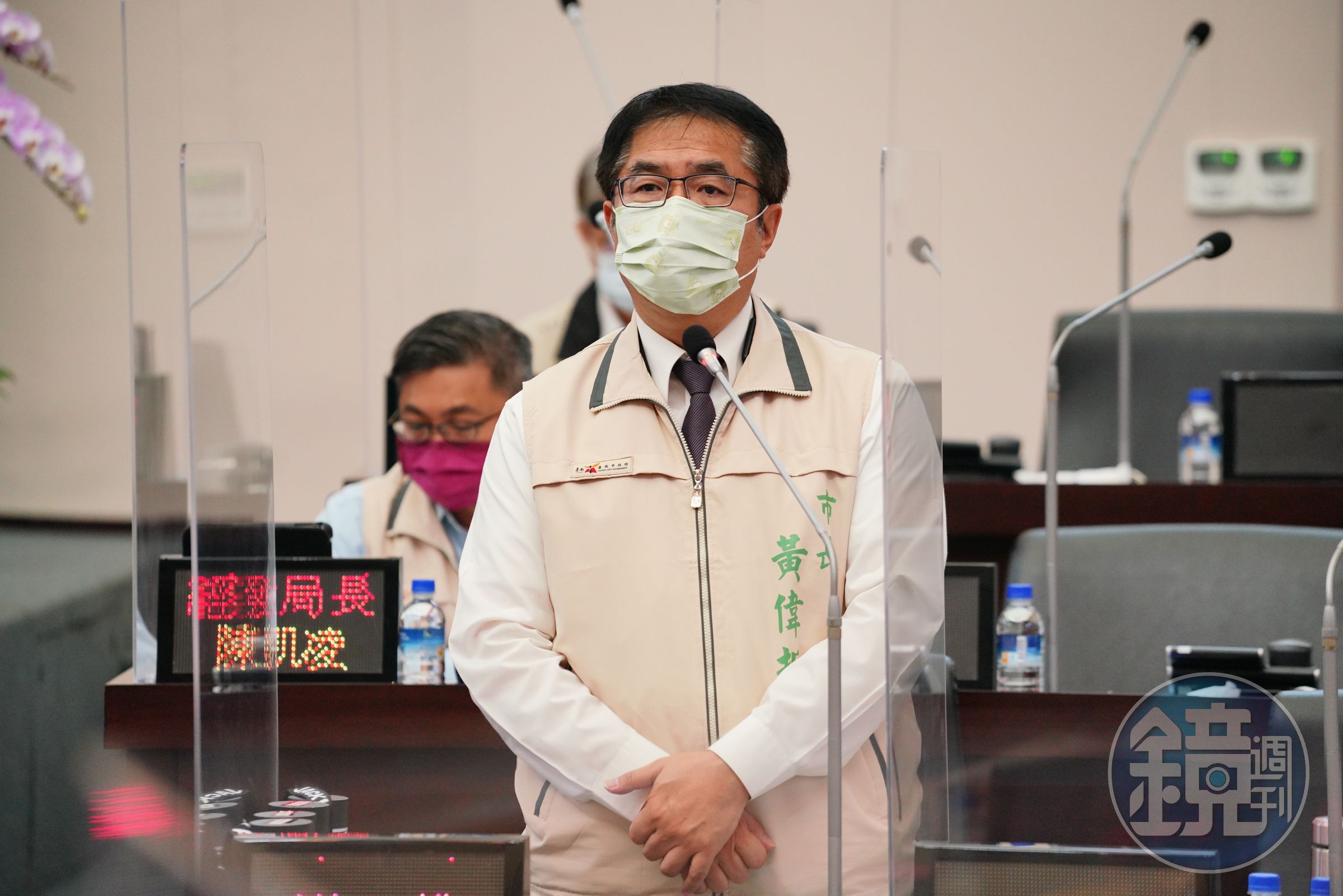 台南市長黃偉哲今公布新任小內閣名單，外界注意到因涉貪遭訊問逮捕的經發局長陳凱凌（後）並不在名單上，黃偉哲透露其實陳本來就打算離開。（本刊資料照）