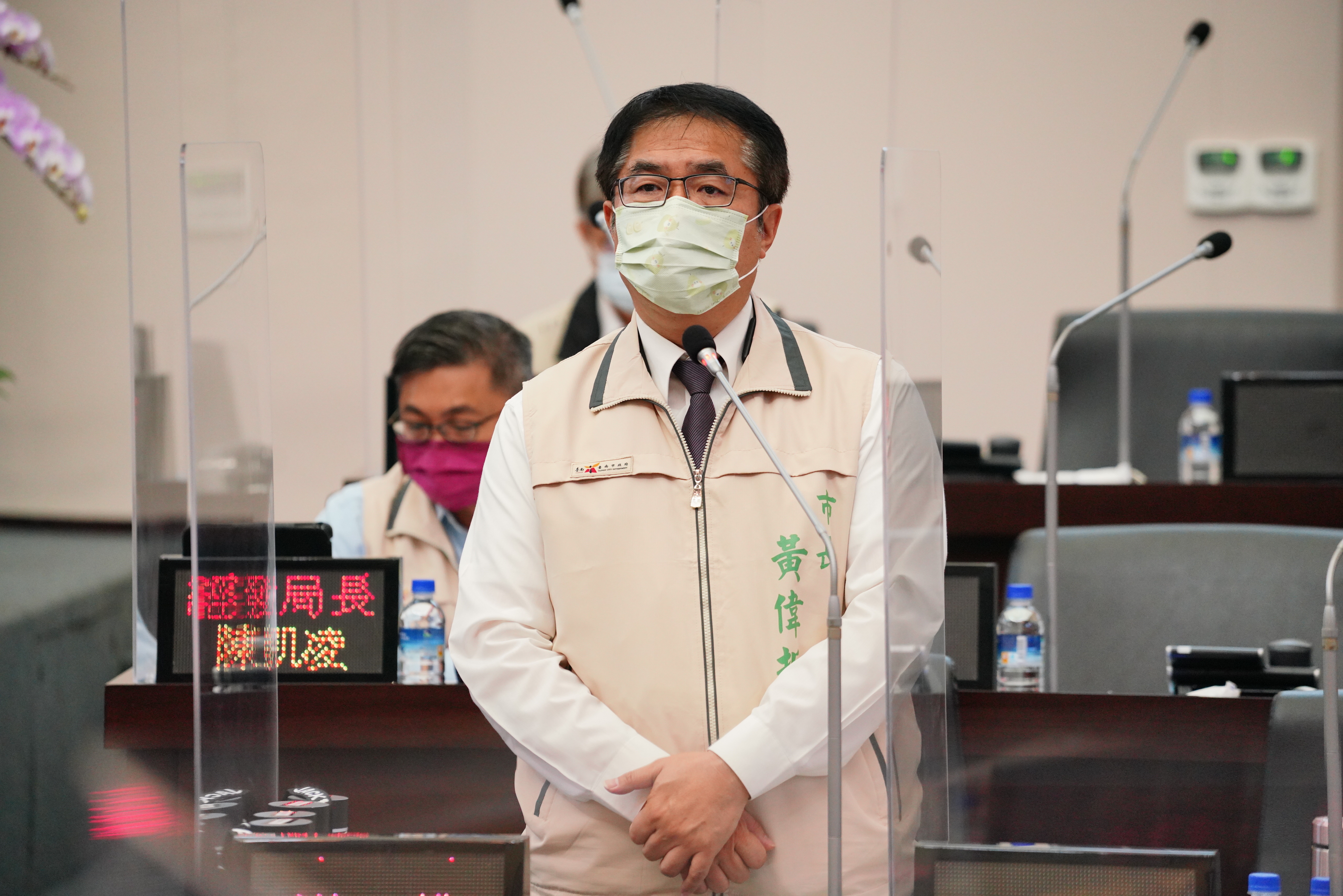 台南市長黃偉哲今公布新任小內閣名單，外界注意到因涉貪遭訊問逮捕的經發局長陳凱凌（後）並不在名單上，黃偉哲透露其實陳本來就打算離開。（本刊資料照）