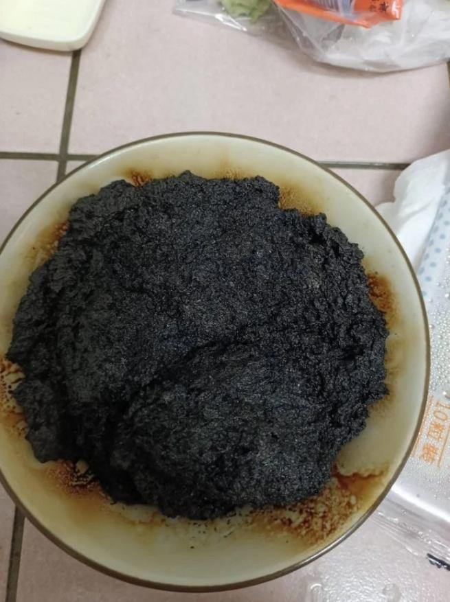 女網友把湯圓拿去微波爐退冰,一拿出來竟出現「焦黑1坨」的恐怖料理。(翻攝Dcard)