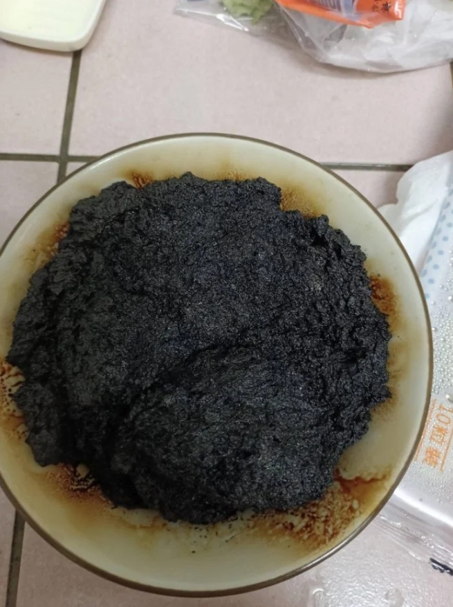 女網友把湯圓拿去微波爐退冰，一拿出來竟出現「焦黑1坨」的恐怖料理。（翻攝Dcard）