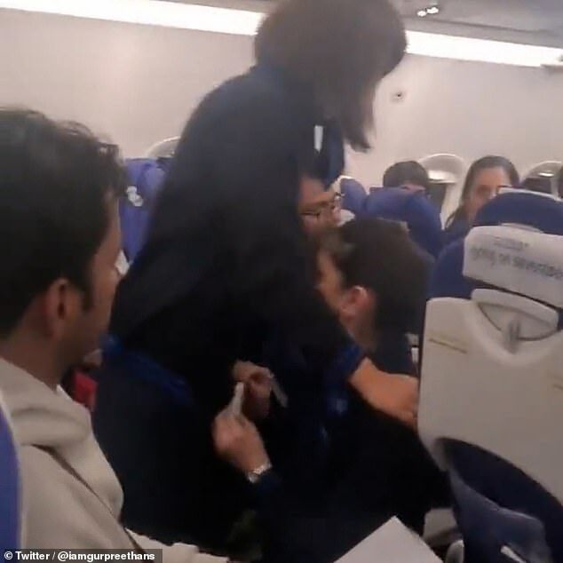 爆氣空姐隨後被另一名同事趕緊推開，以防事態變得更嚴重。（翻自《每日郵報》）