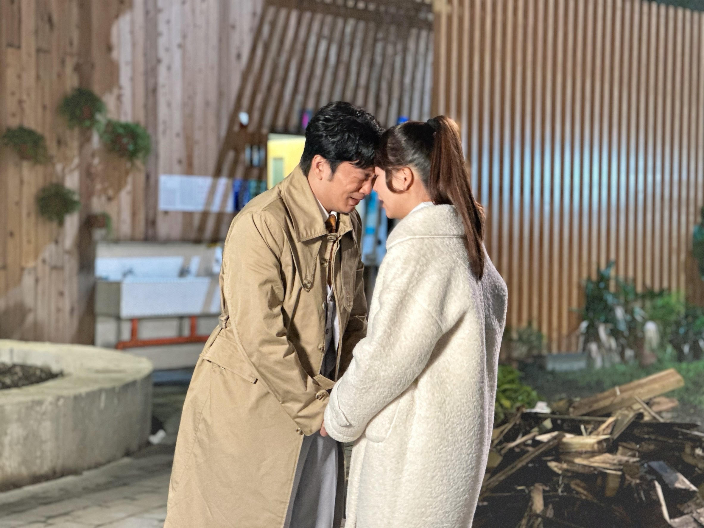 謝京穎、張書偉《市井豪門》因為雙方家長婚外情，展開虐戀。（民視提供）