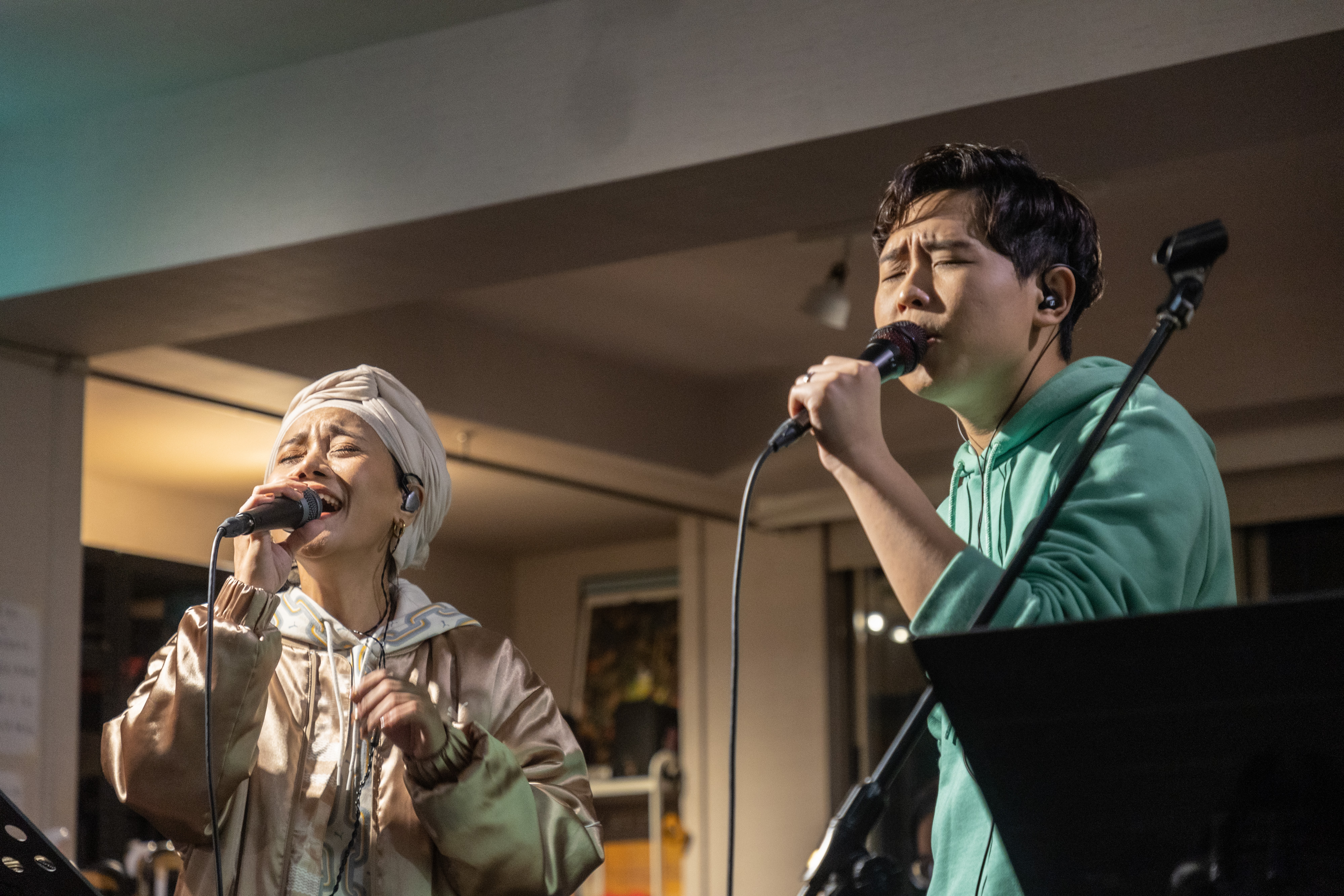 阿爆（左）花2個月時間練排灣族語歌。（台北市政府觀傳局提供）