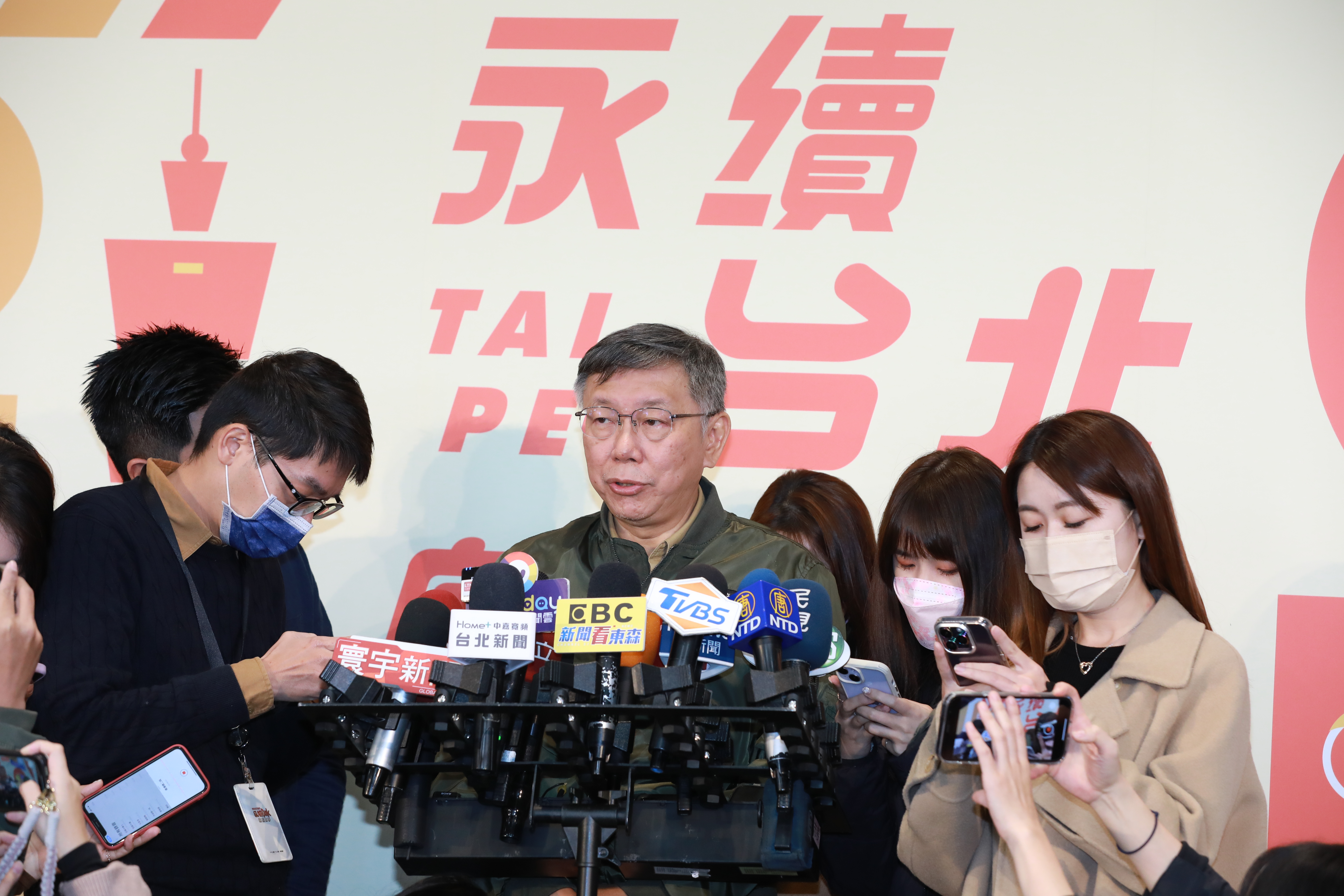 柯文哲今在就職8週年記者會中肯定自己的市府團隊；被問到高虹安涉貪問題，他也坦言有和郭台銘連絡討論。