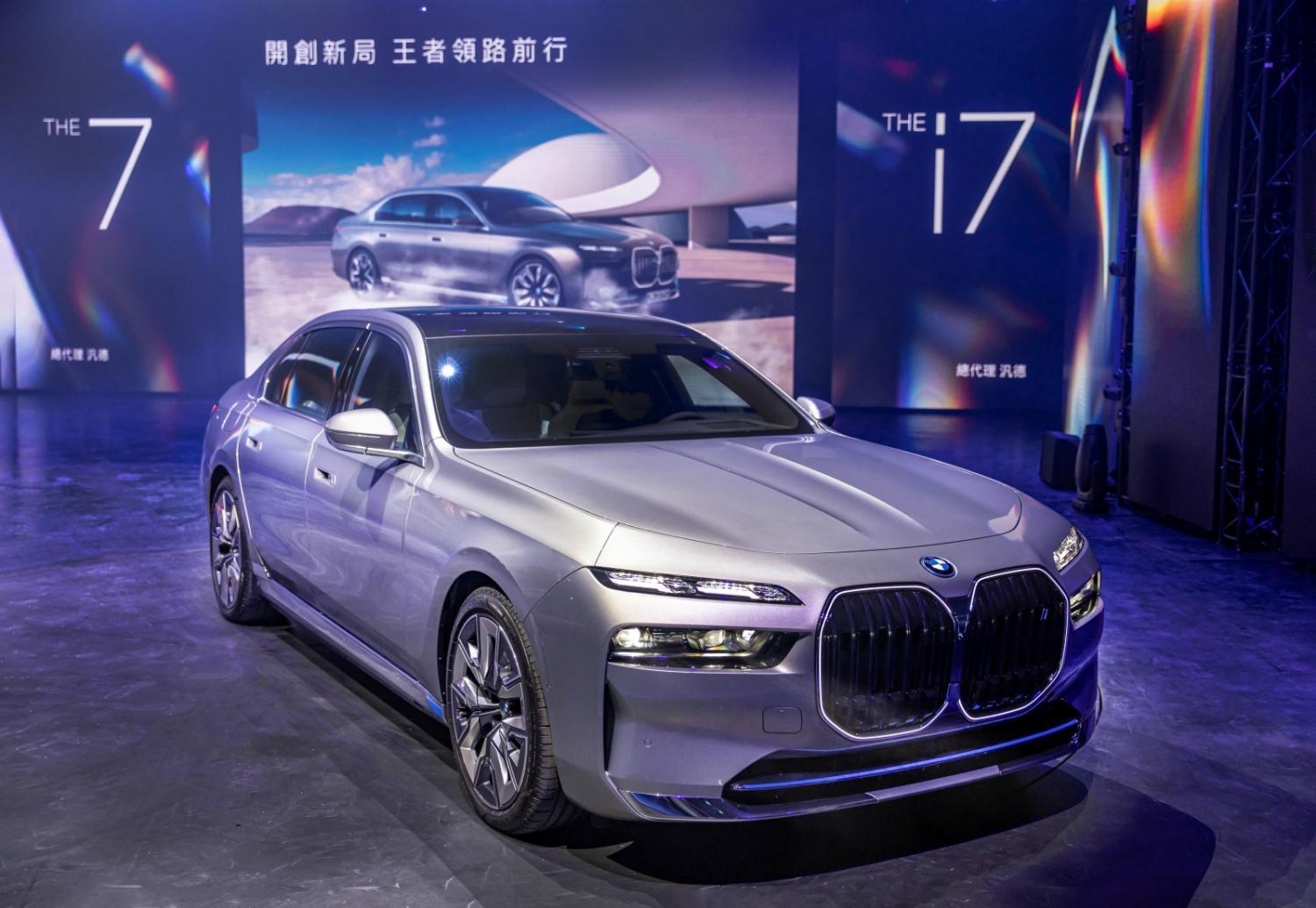 全新世代BMW 7系列導入直列六缸汽油引擎與全新48V高效複合動力,並具備車壇唯一的豪華純電旗艦i7 xDrive60,擁有544匹與745牛頓米的驚人動力輸出,4.7秒即可完成0-100kmh加速,最高續航里程可達625km,結合BMW純電動能音效後更能帶來熱情洋溢的電能駕馭樂趣。