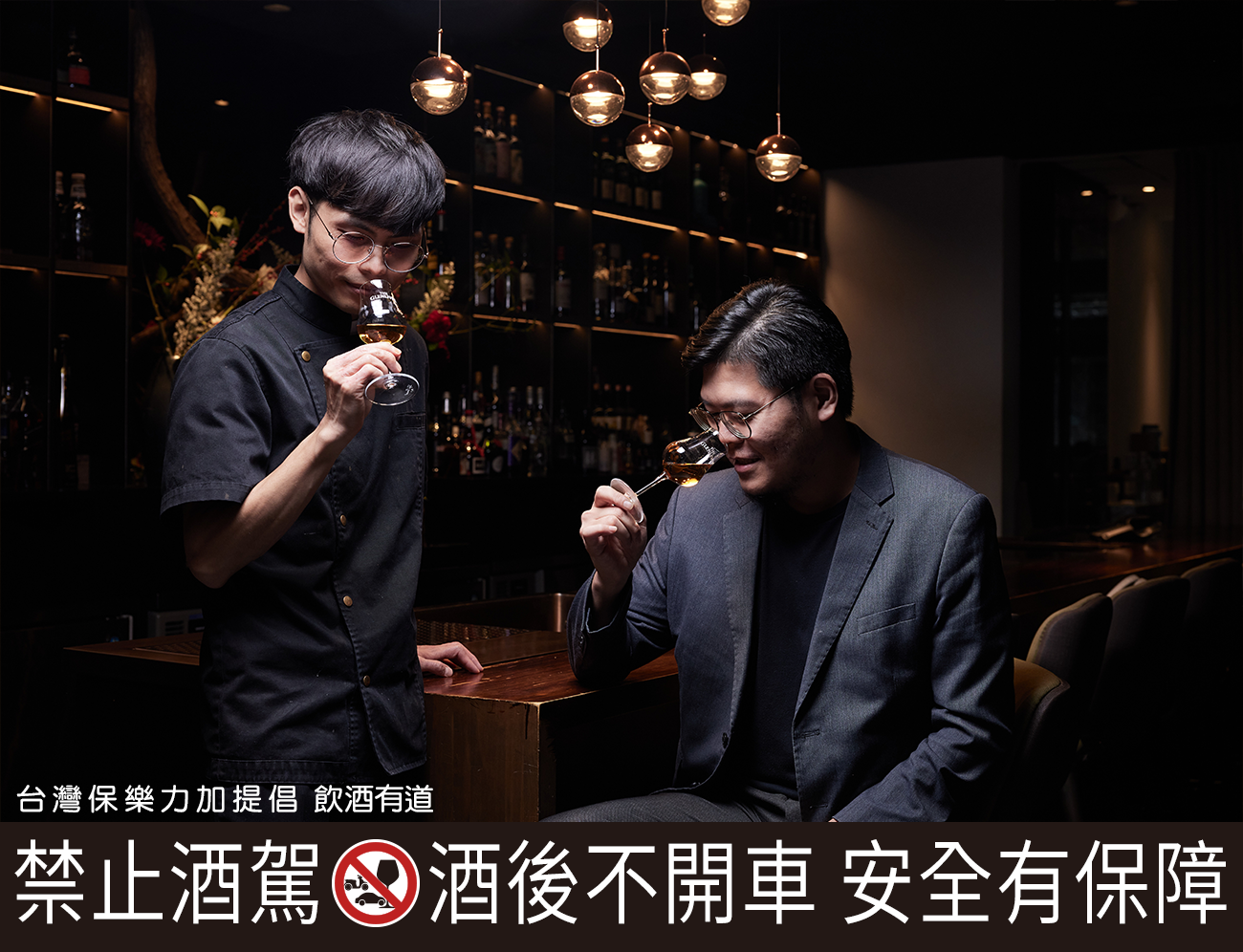 店長Tony(右)笑說,「Bar Mood Taipei 吧沐」本就擅長中西合併的料理,此次推薦鮮美的煙燻炙烤花枝與利威12年首席三桶奔放的熱帶果香呼應。而主廚Bryan則表示,這支酒多層次風味、深刻的尾韻,即使是初次品飲威士忌的消費者,也會喜愛。