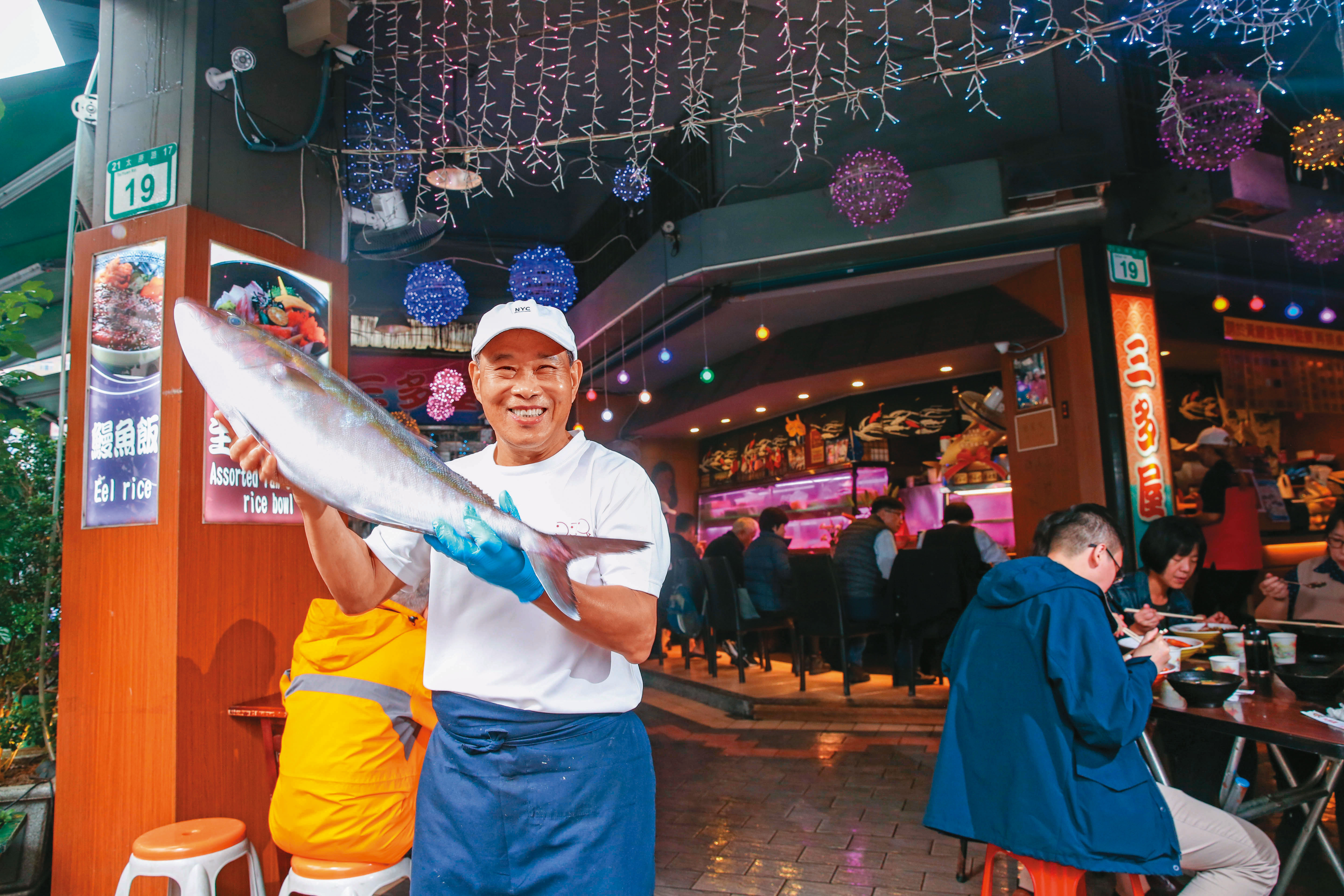 李奕立16歲時以1,000元創業，後成為台北餐飲業知名的海鮮供應商，進而開餐廳，以高CP值成為排隊名店。