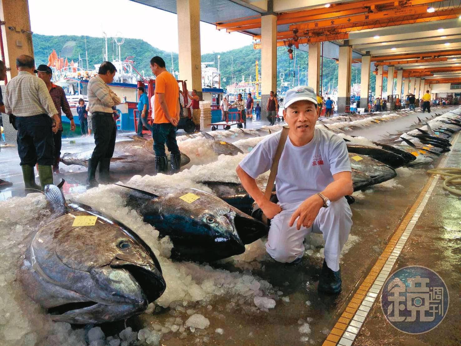 李奕立3度標下南方澳第一鮪,除了幫助漁民,也能行銷自家店打知名度。(李奕立提供)