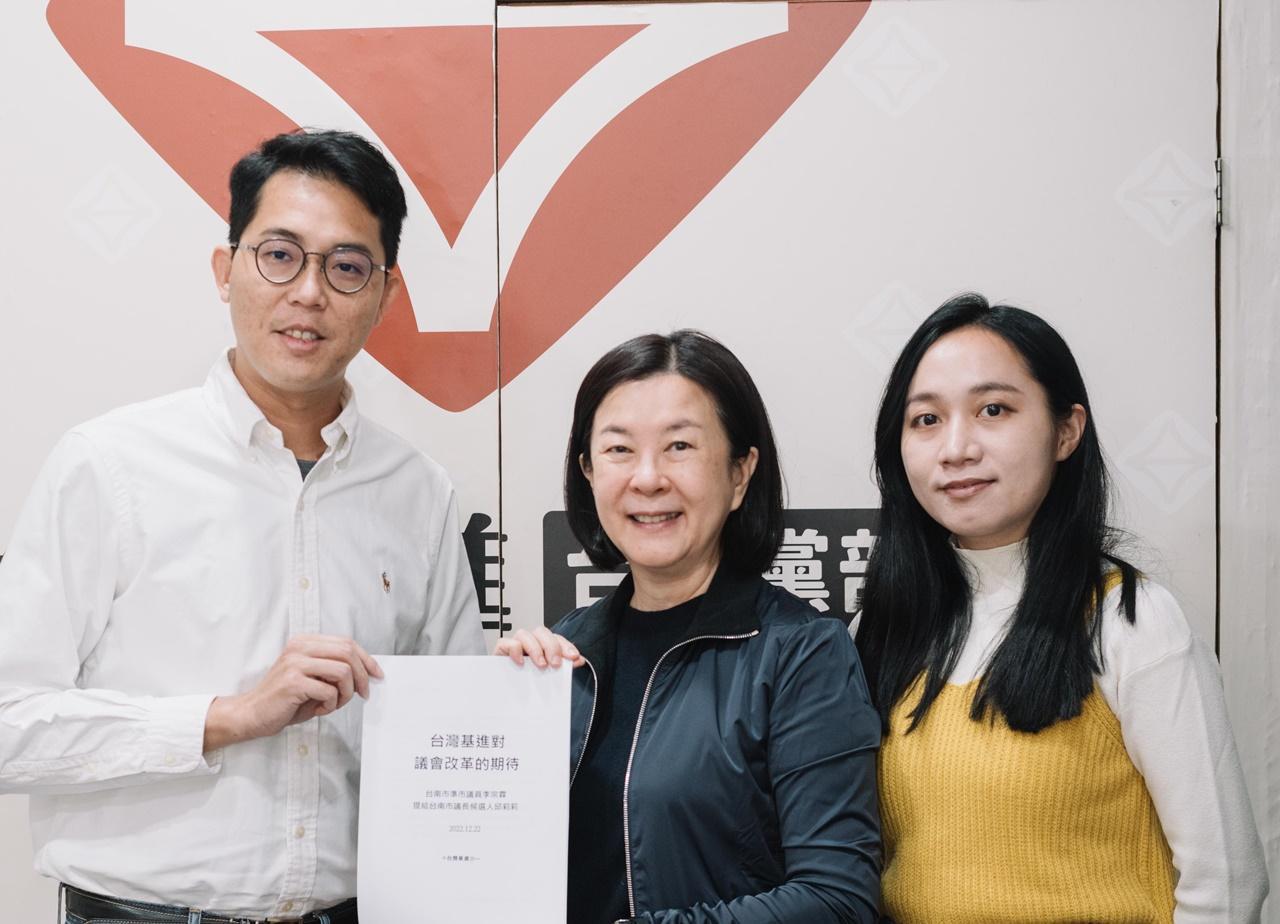 台灣基進新當選南市議員李宗霖（左）與民進黨議長候選人邱莉莉提出書面「台灣基進對議會改革的期待」。（台灣基進提供）