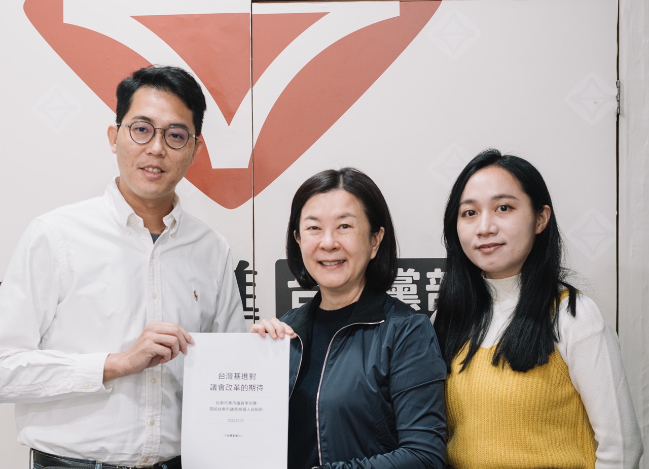 台灣基進新當選南市議員李宗霖(左)與民進黨議長候選人邱莉莉提出書面「台灣基進對議會改革的期待」。(台灣基進提供)
