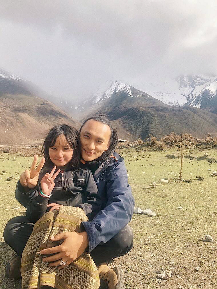 巴沃邱寧多傑在5000公尺高山上的小村莊拍攝《不丹是教室》，也與當地的孩子結下深厚感情。（海鵬提供）