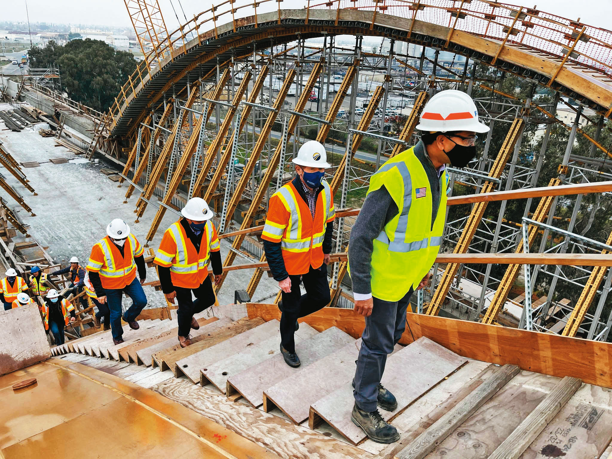 美國積極發展基礎建設，法人認為可留意相關鋼鐵股。（翻攝California High-Speed Rail Authority臉書）