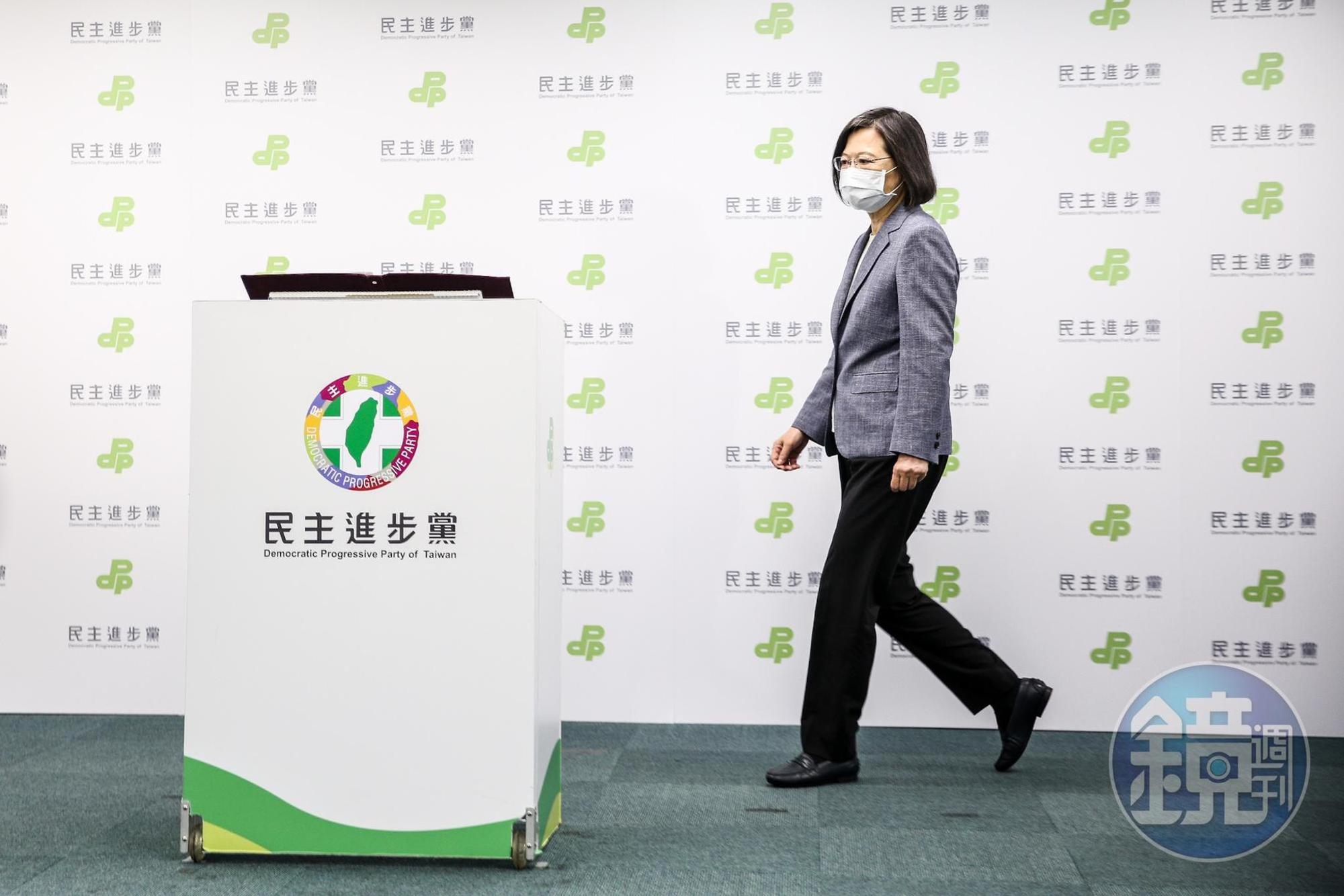 總統蔡英文認為執政的成績數字和民眾實際感受有落差，但邱顯智表示，是蔡總統看錯數字了。