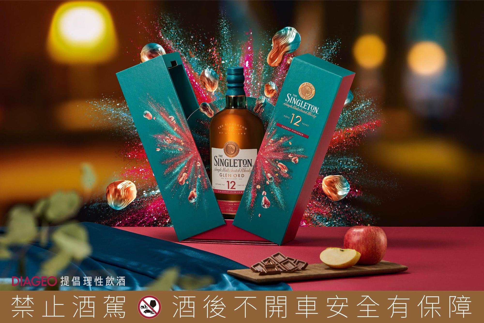 蘇格登12年醇雪莉桶版首創三桶新工藝，品飲時既感受到甜美果香氣息在鼻尖縈繞，亦感覺絲綢般滑順口感於舌尖徐徐綻放。