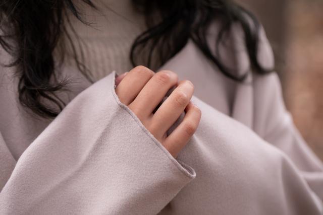 一名女網友不小心穿「阿嬤睡衣」見曖昧對象,讓她崩潰喊「我是不是毀了」。(示意圖,photoAC)