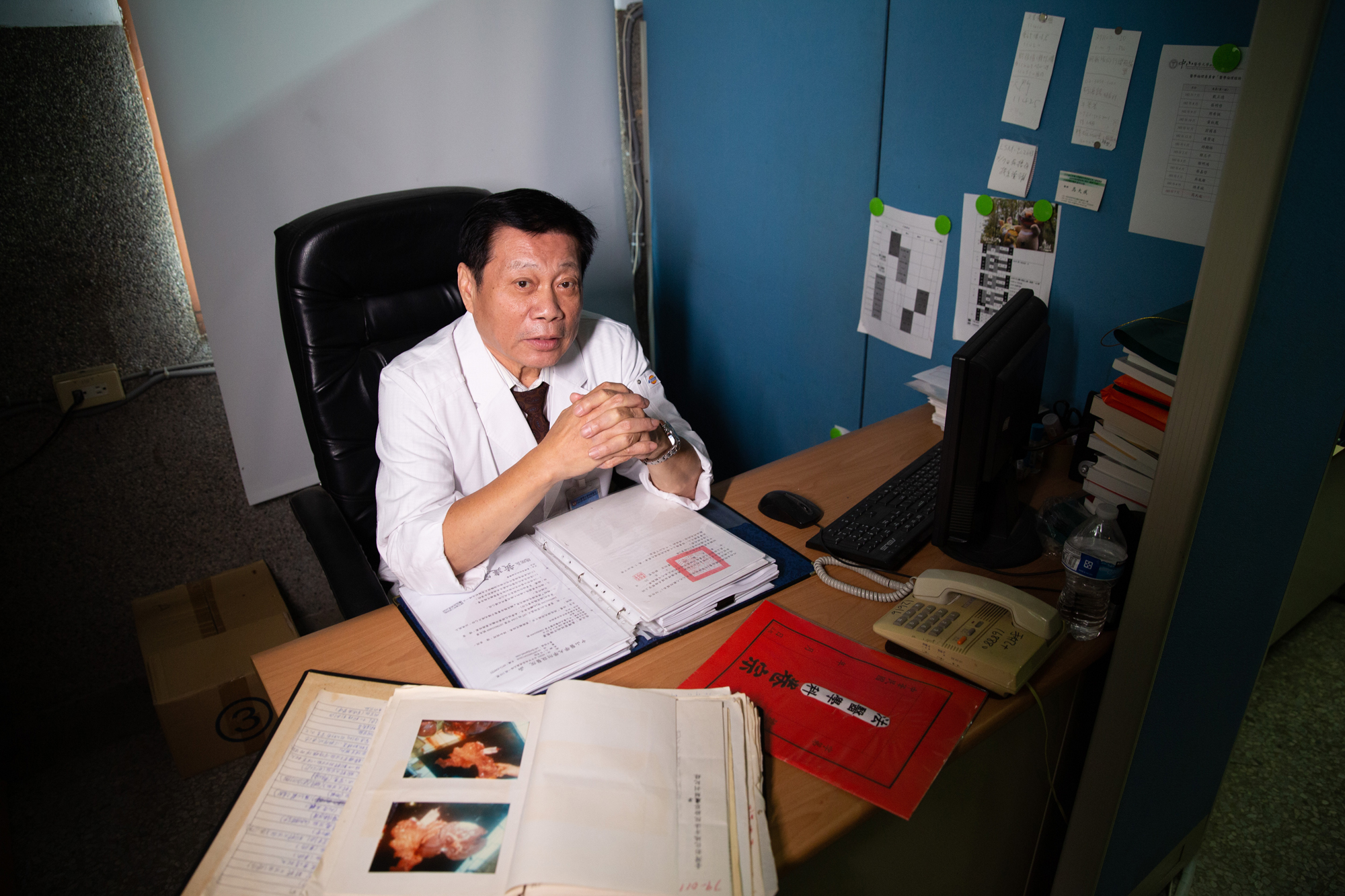 高大成擔任法醫逾30年，解剖、勘驗過上萬具屍體，個性直接敢言，各界對他有褒有貶。