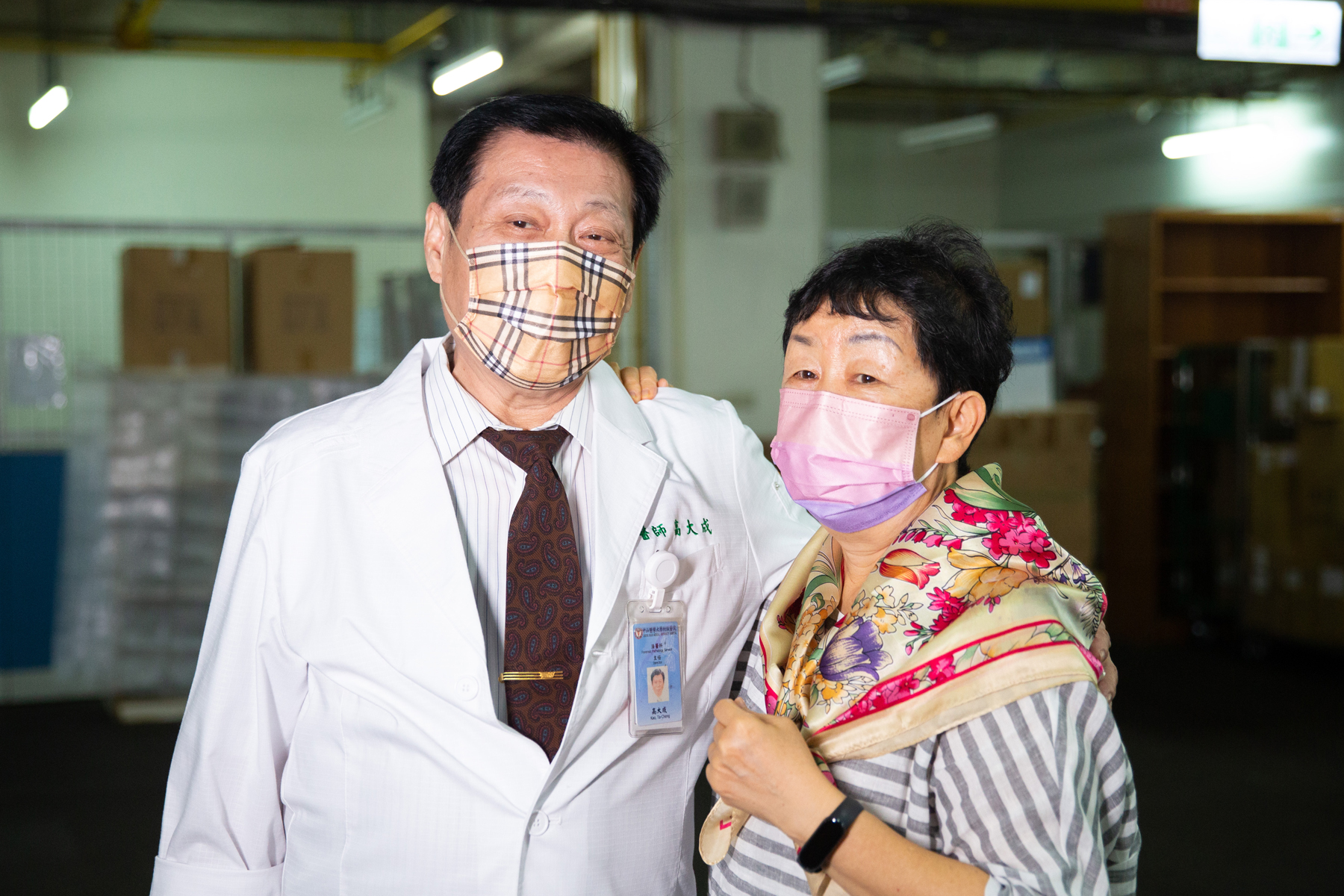 高大成(左)因為中山醫學大學董事長周明仁勸進,進入法醫行列,周明仁與妻子周信子(右)都很照顧高大成。
