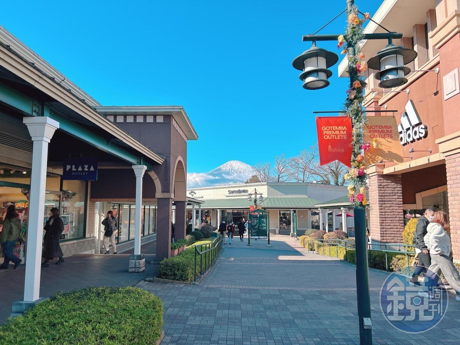 「御殿場PREMIUM OUTLETS」有超過百個品牌進駐,邊逛街的同時可以邊欣賞富士山美景。