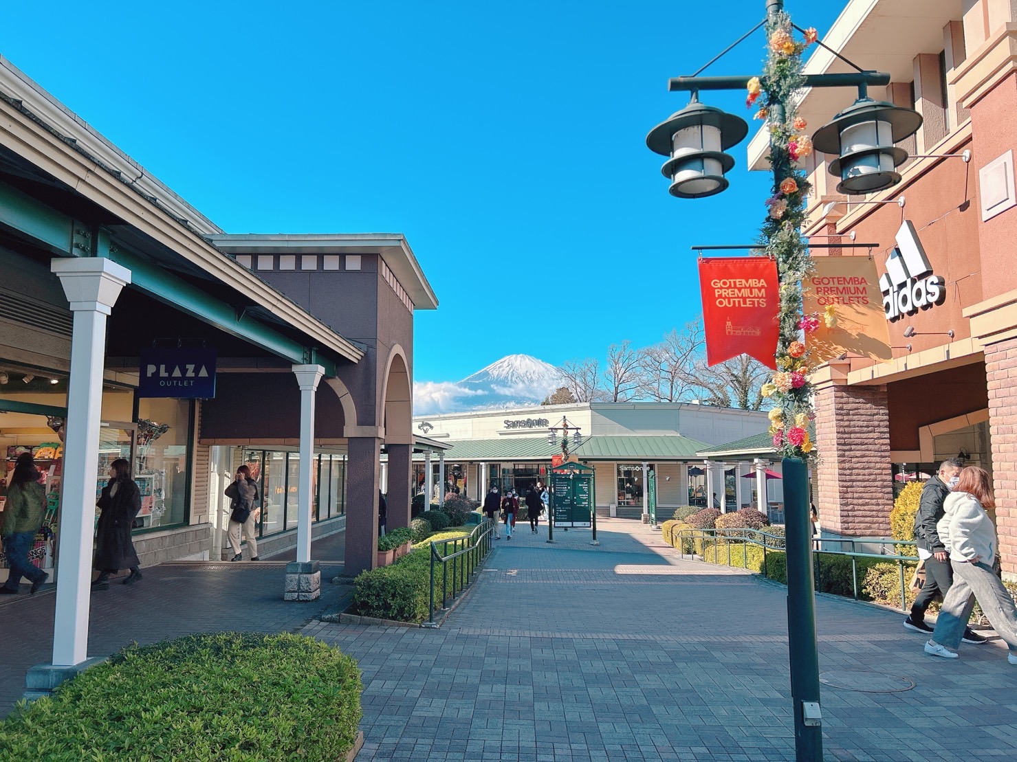 「御殿場PREMIUM OUTLETS」有超過百個品牌進駐，邊逛街的同時可以邊欣賞富士山美景。