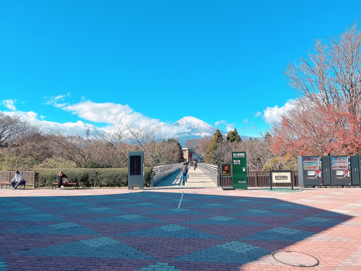 位於靜岡的「御殿場PREMIUM OUTLETS」,因為可以看到富士山美景而聞名。