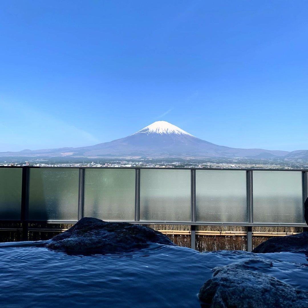 「木の花の湯」就位於御殿場PREMIUM OUTLETS旁,可以邊泡湯邊觀賞富士山美景。(翻攝自「木の花の湯」IG)