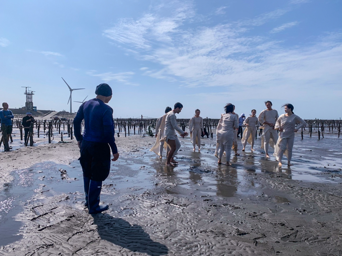 導演柯金源（前）在《海之岸》中，以跨領域共創的方式與「人劇團」合作。（公視提供）