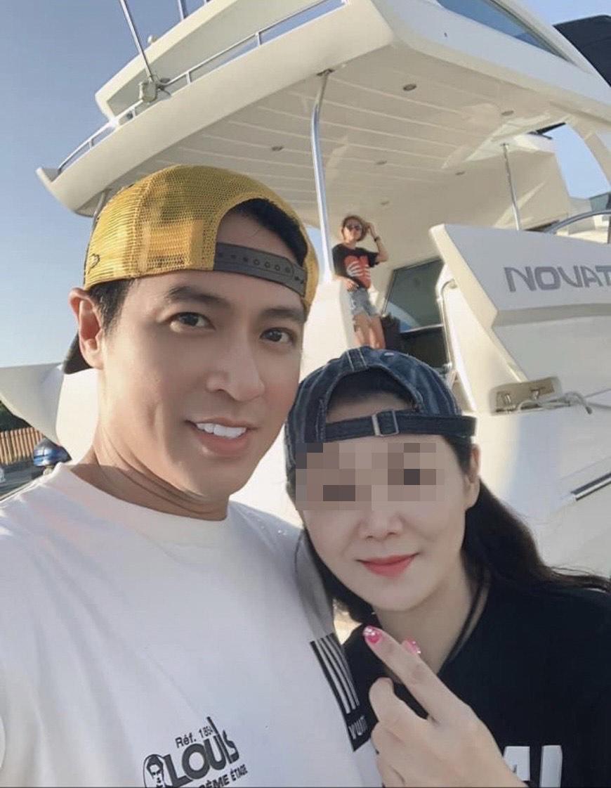 王海輪與元配鍾女,一度感情親暱。(讀者提供)