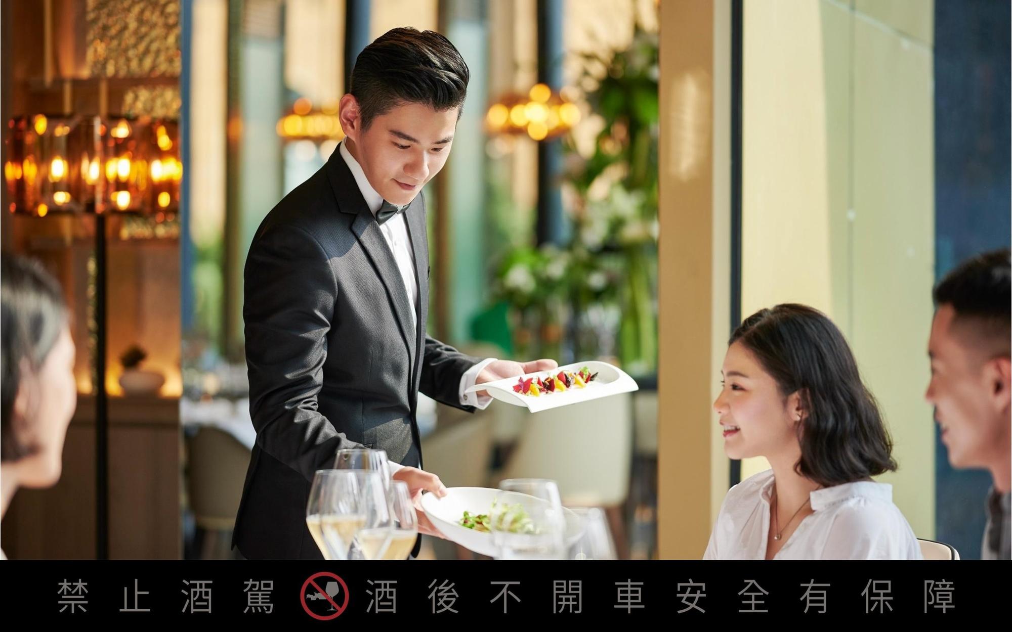 王品集團旗下頂級牛排餐廳「THE WANG」,桌邊服務細膩,服務人員會隨時注意賓客需求。(THE WANG提供)