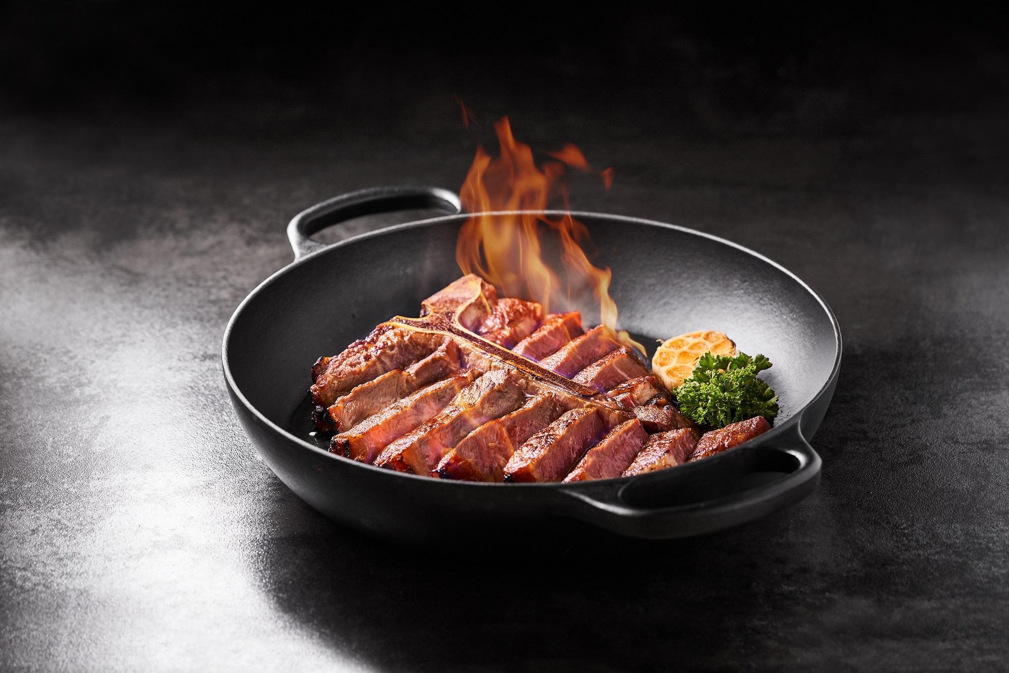 招牌料理「乾式熟成丁骨牛排」熟成28天,經高溫炙烤,肉香四溢。(THE WANG提供)