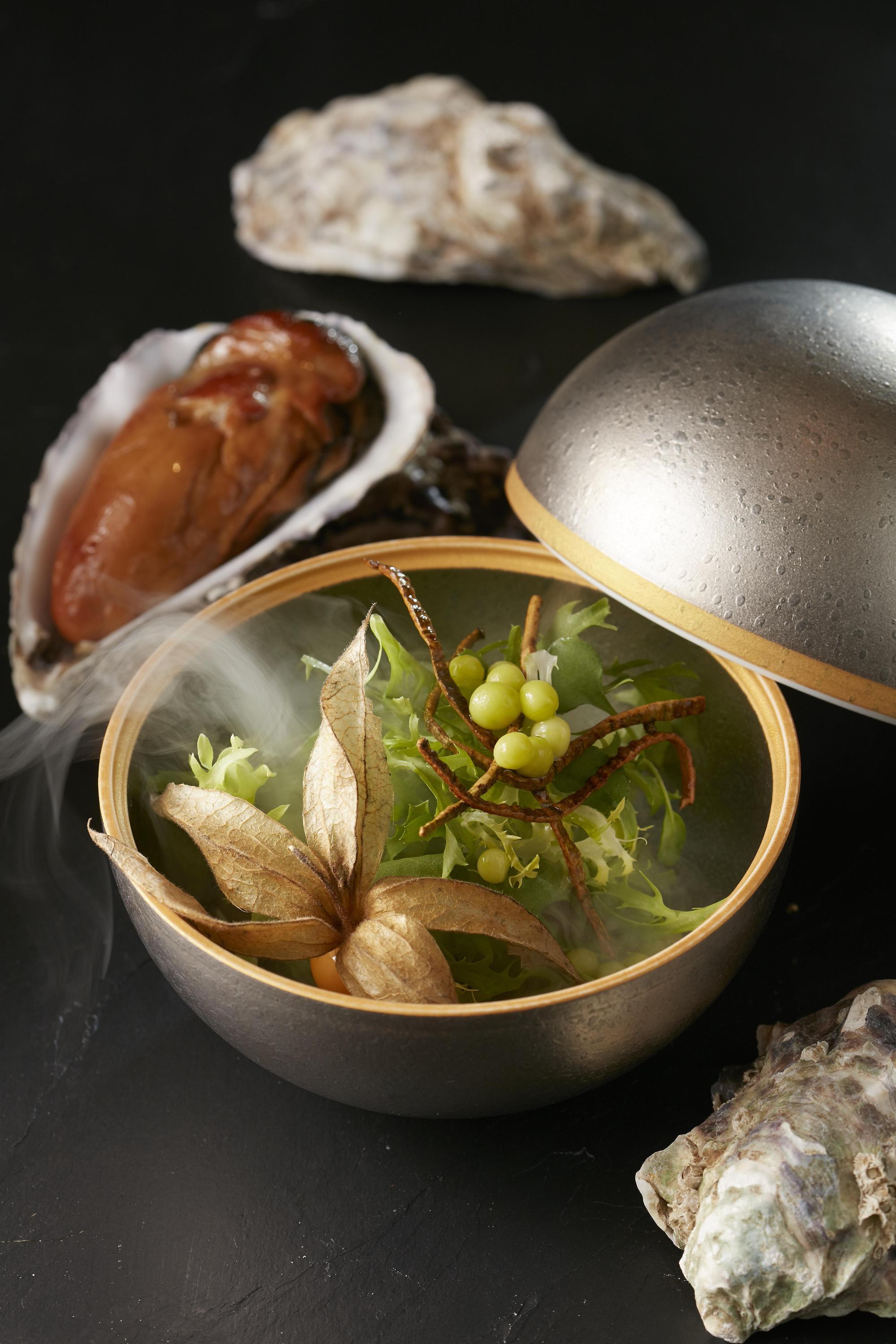 新菜色「茶燻生蠔沙拉」,有濃濃深冬感。(THE WANG提供)