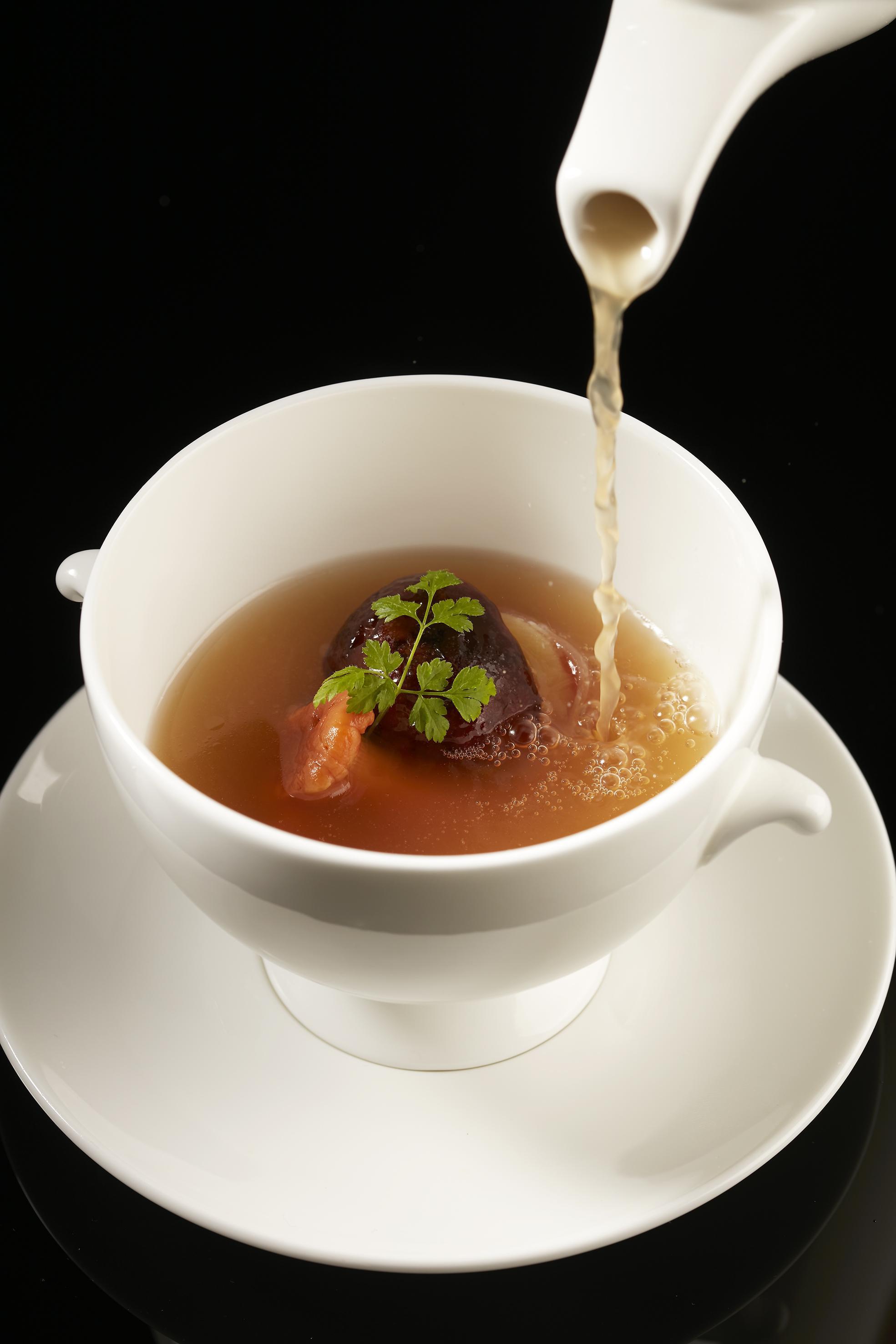 「蕈菇老母雞湯」在開幕初期就推出,今年末再次好評回歸。(THE WANG提供)
