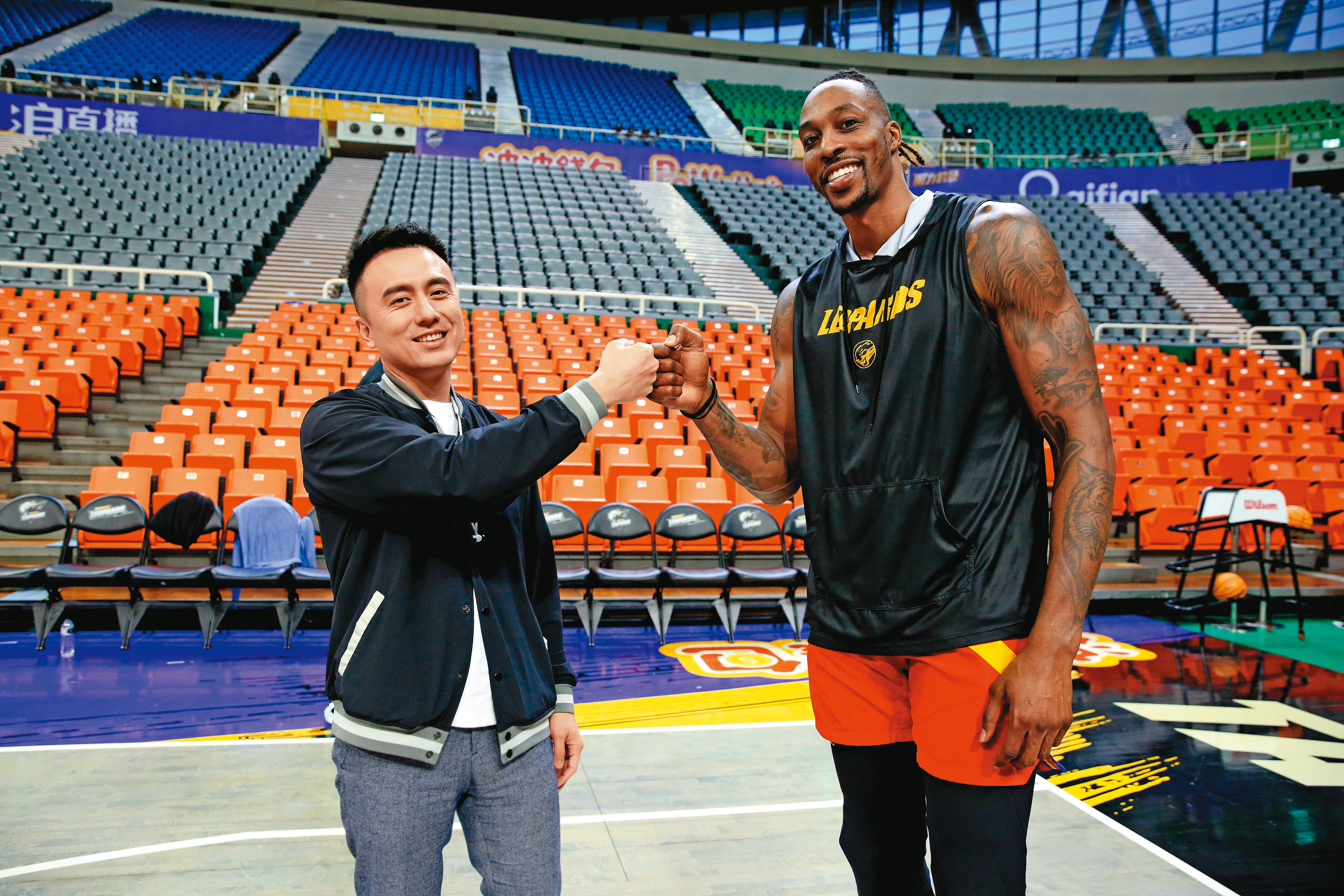 去年桃園永豐雲豹戰績、票房不佳，張建偉（左）成功說動「魔獸」霍華德（右）來台，門票瞬間銷售一空。