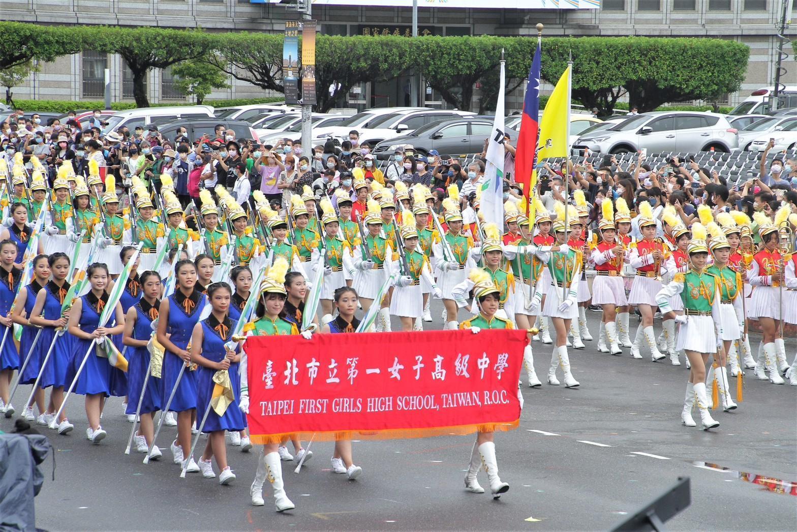 北一女樂旗儀隊於111年國慶大會演出。（111年國慶籌備委員會提供）