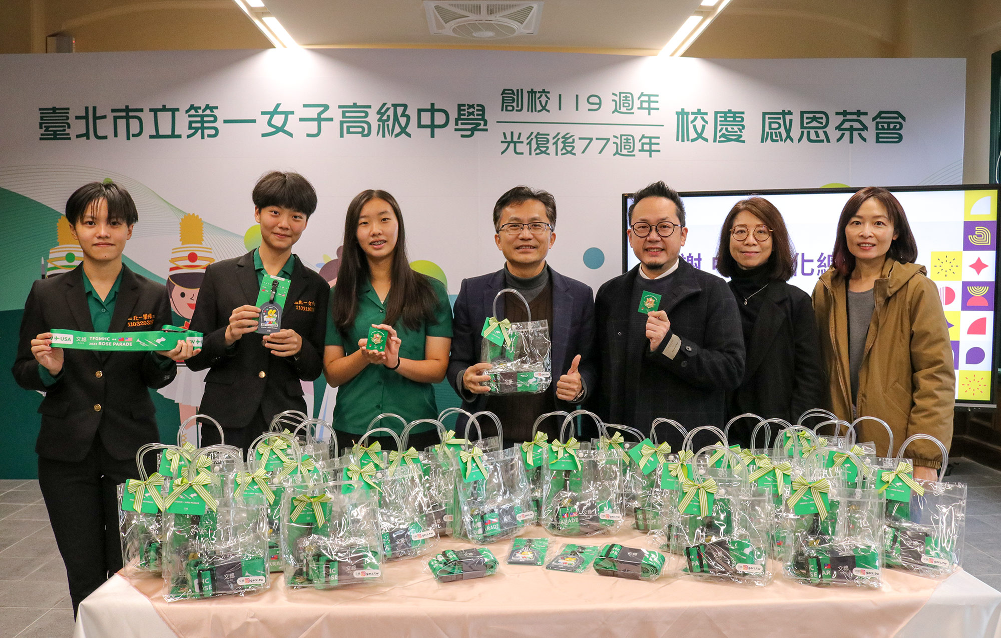 文總贈送小禮物給北一女樂儀旗隊。（文總提供）