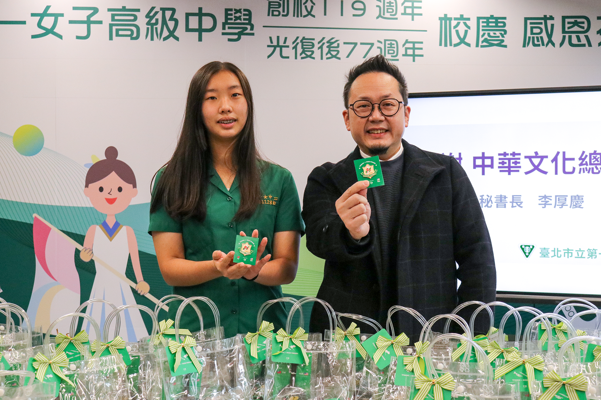 北一女樂儀旗隊的旗隊代表受贈。（文總提供）