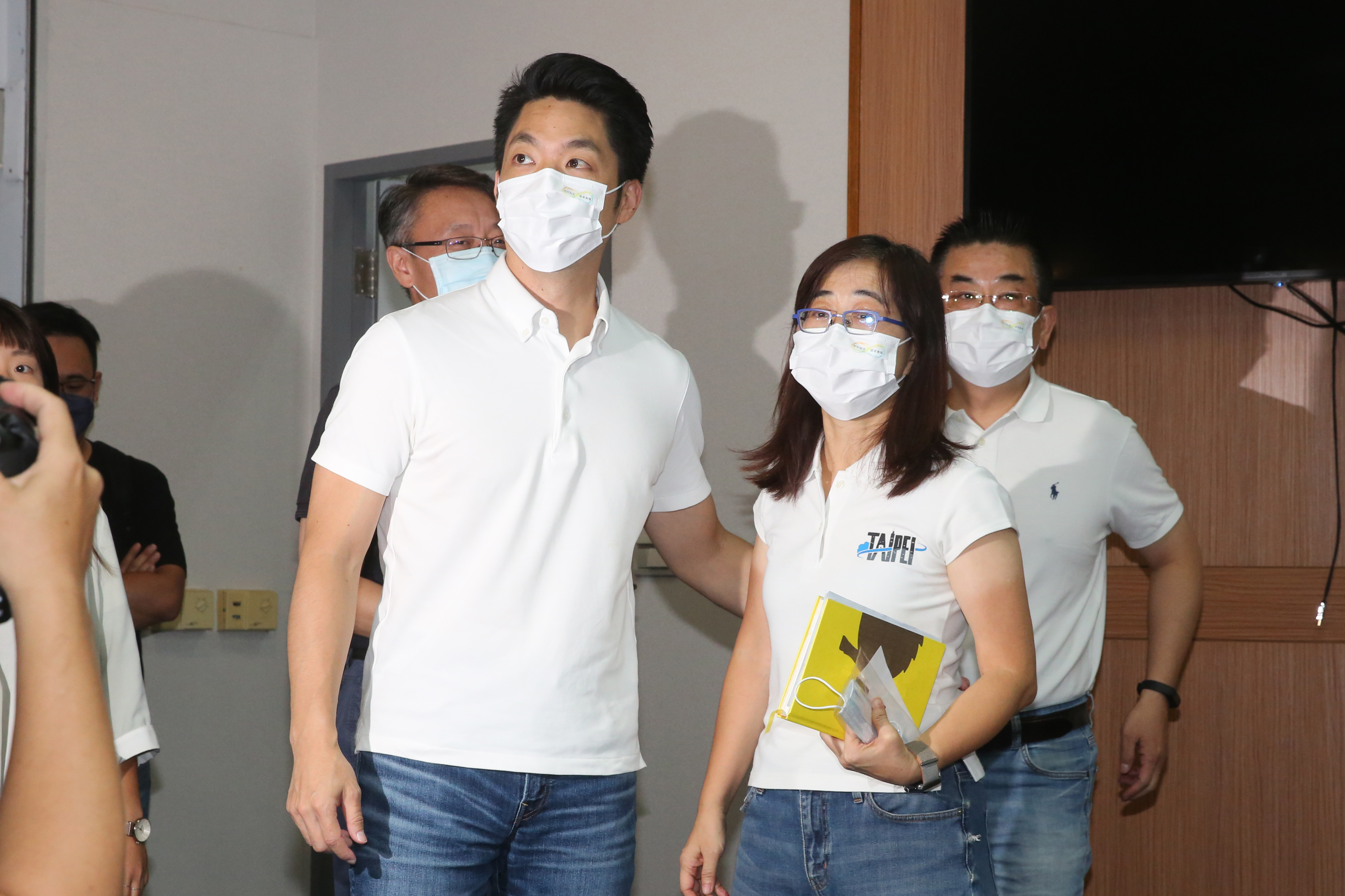 林奕華（右）在蔣萬安市長選戰期間即扮演重要角色，如今也將一同進入台北市政府。