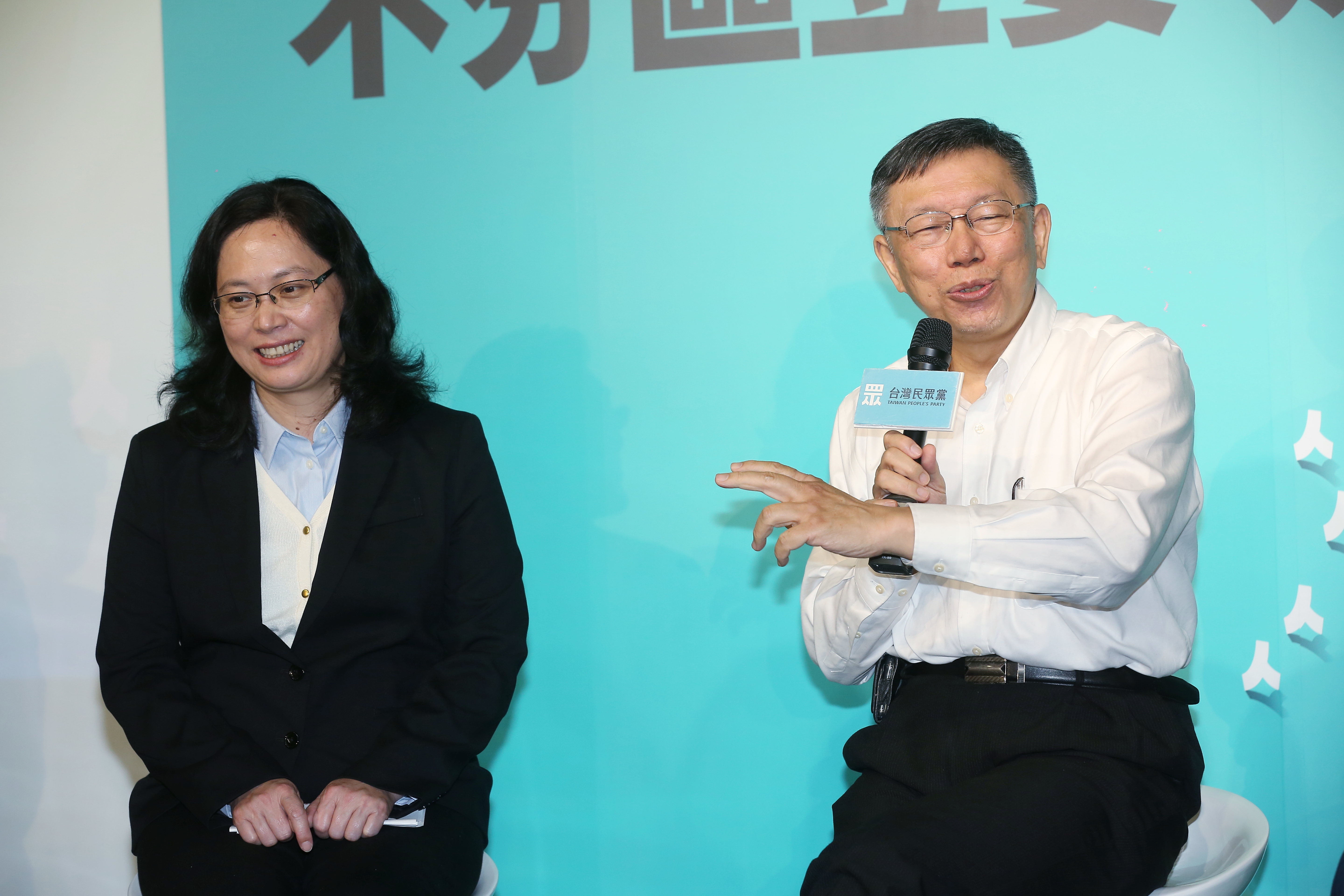 賴香伶（左）的國會辦公室主任曾遭民眾黨主席柯文哲（右）嗆是「誰家的狗」，引發軒然大波。（本刊資料照）