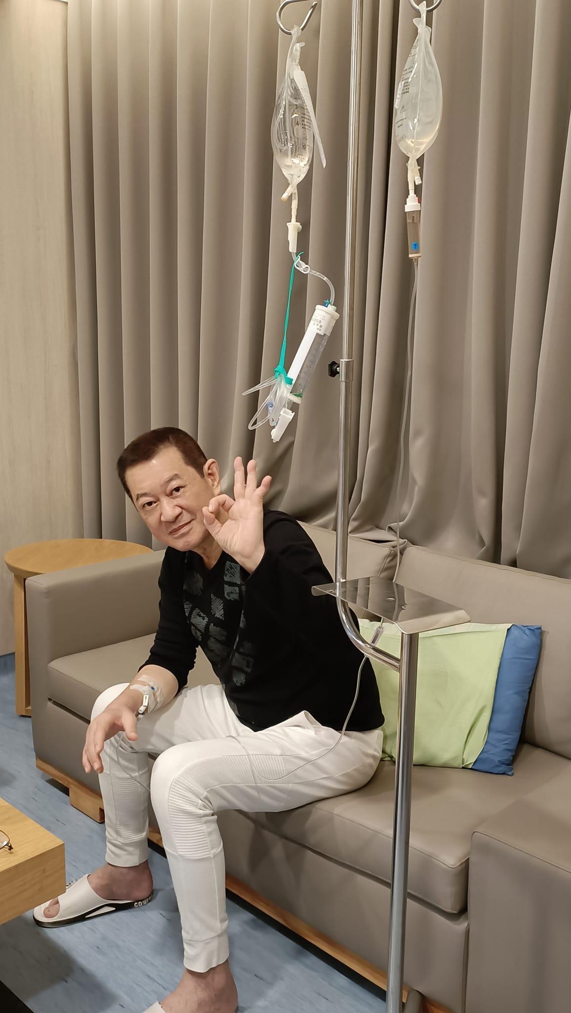 蔡小虎在病房拍照，在臉書向外界報平安。（翻攝蔡小虎國際粉絲團臉書）
