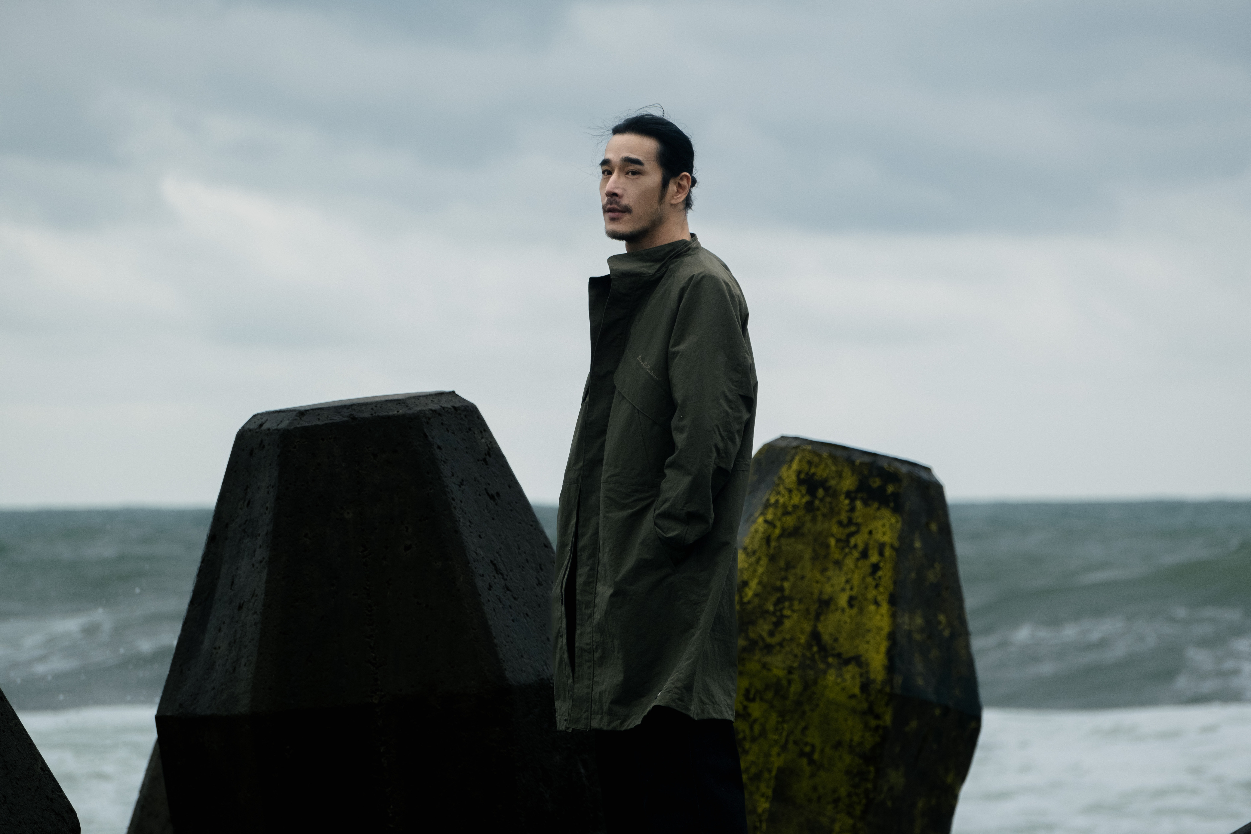 黃騰浩常被誤認為日本人，這次為品牌「POWDER TOOLS -日本支線」拍攝視覺形象，相得益彰。（DEUS TAIWAN提供）