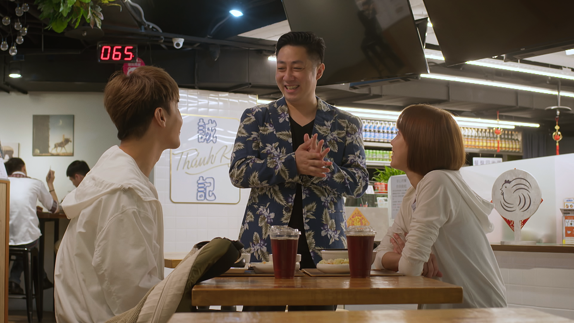 艾成客串演出《決勝的揮拍》，歡迎男女主角到艾叻沙餐廳用餐。（民視提供）