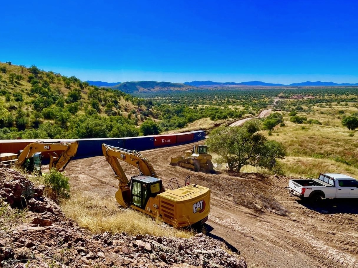 亞利桑那州長杜希下令在與墨西哥接壤處，用貨櫃、鐵絲網蓋起高牆，引發爭議。（翻攝自臉書Governor Doug Ducey）
