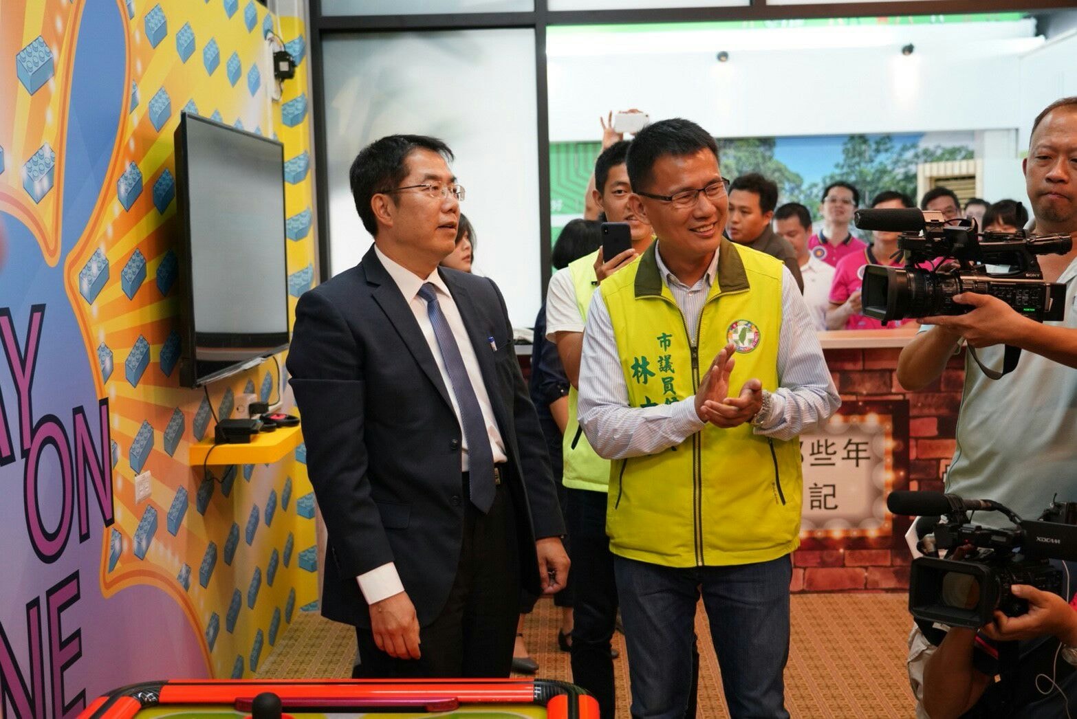 台南市正副議長選舉爭議事件不斷，林士傑（右）被指控，涉嫌威脅國民黨市議員方一峰只能「不出席」「投自己」二選一。（翻攝自林士傑臉書）