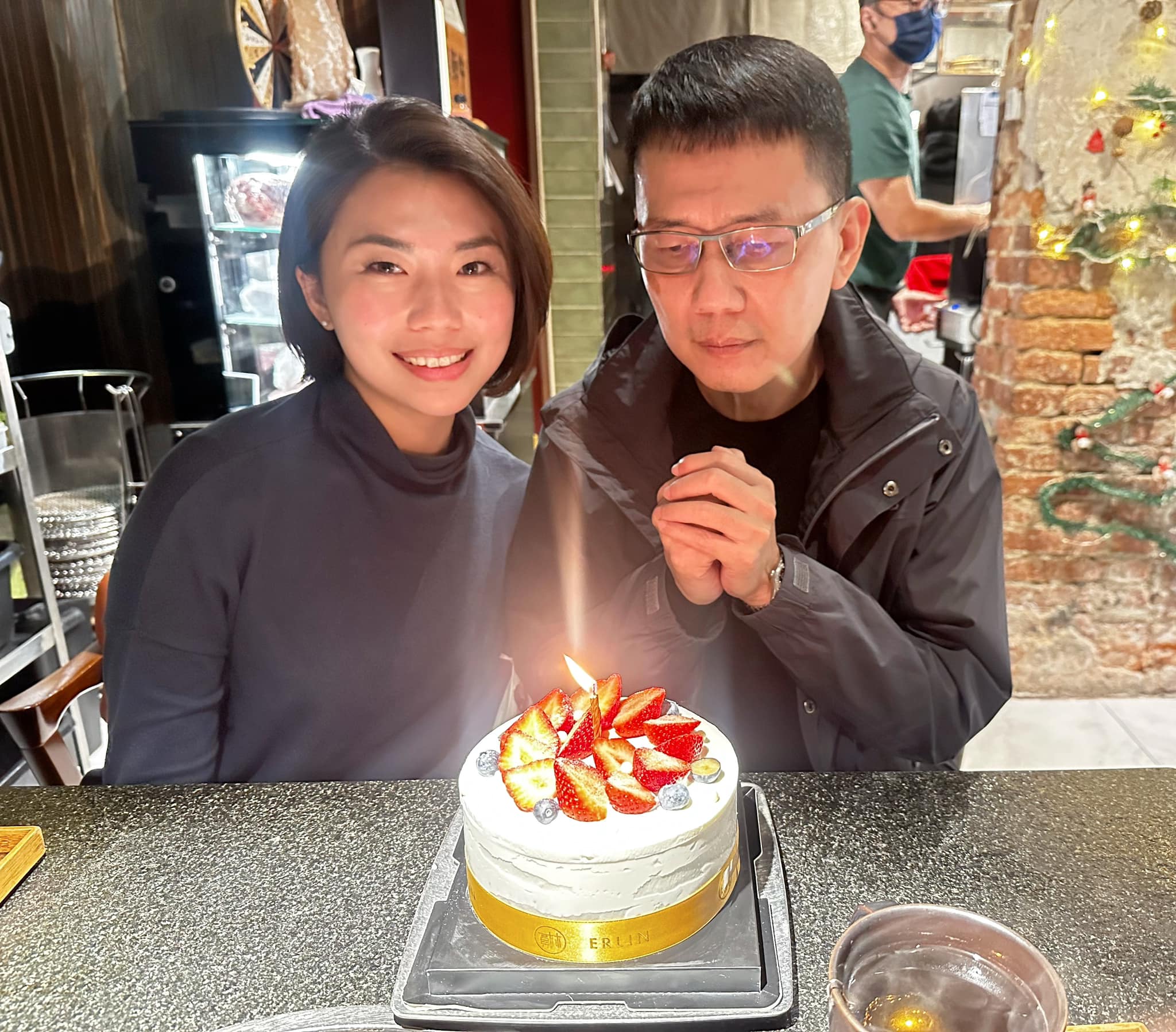 台南市正副議長選舉傳出暴力介入事件,準市議員林依婷(左)父親、民進黨南市黨部執委林士傑(右)被指控,涉嫌威脅國民黨市議員方一峰。(翻攝自林依婷臉書)