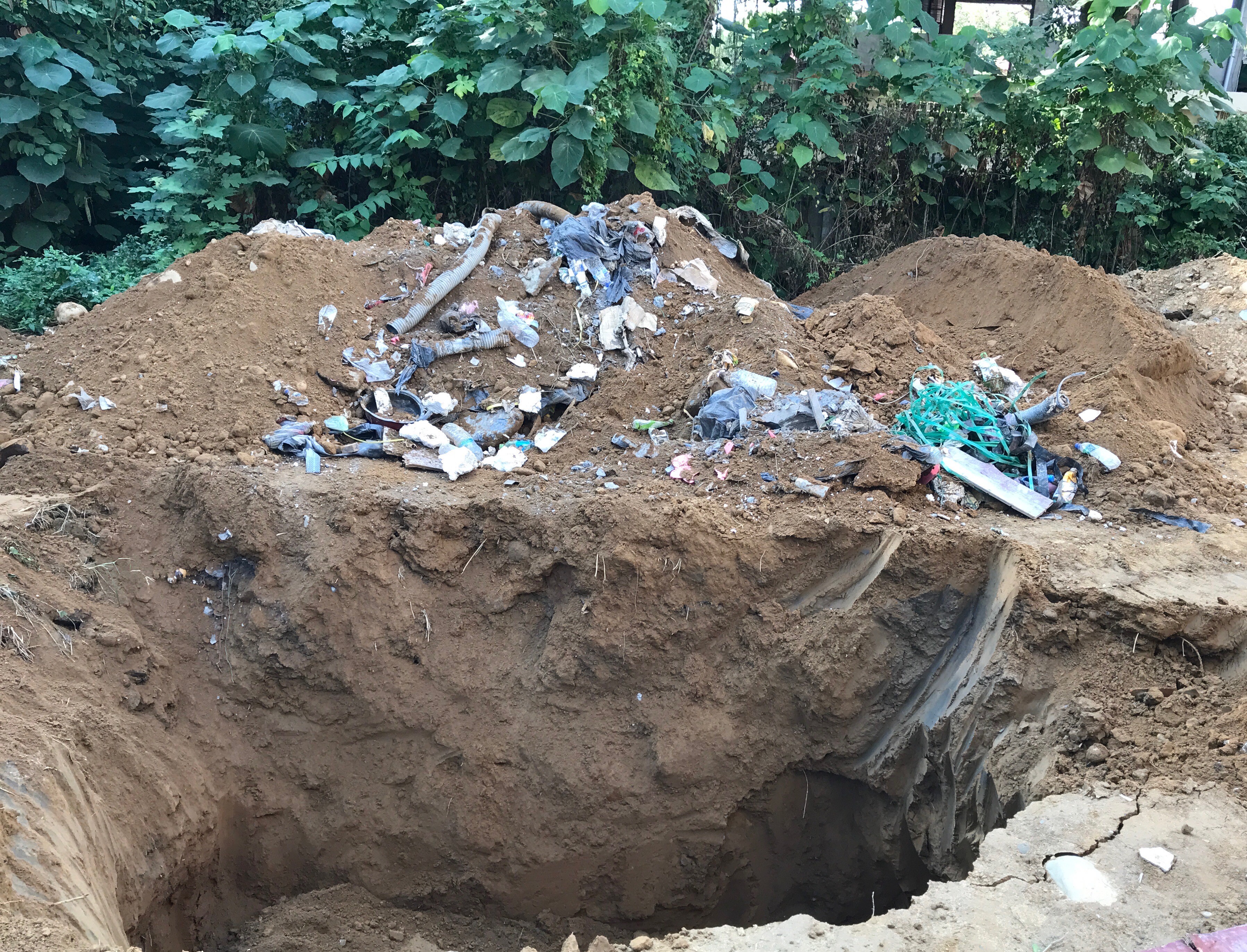 南投竹山分局新建廳舍的地基被爆遭用垃圾回填。（讀者提供）