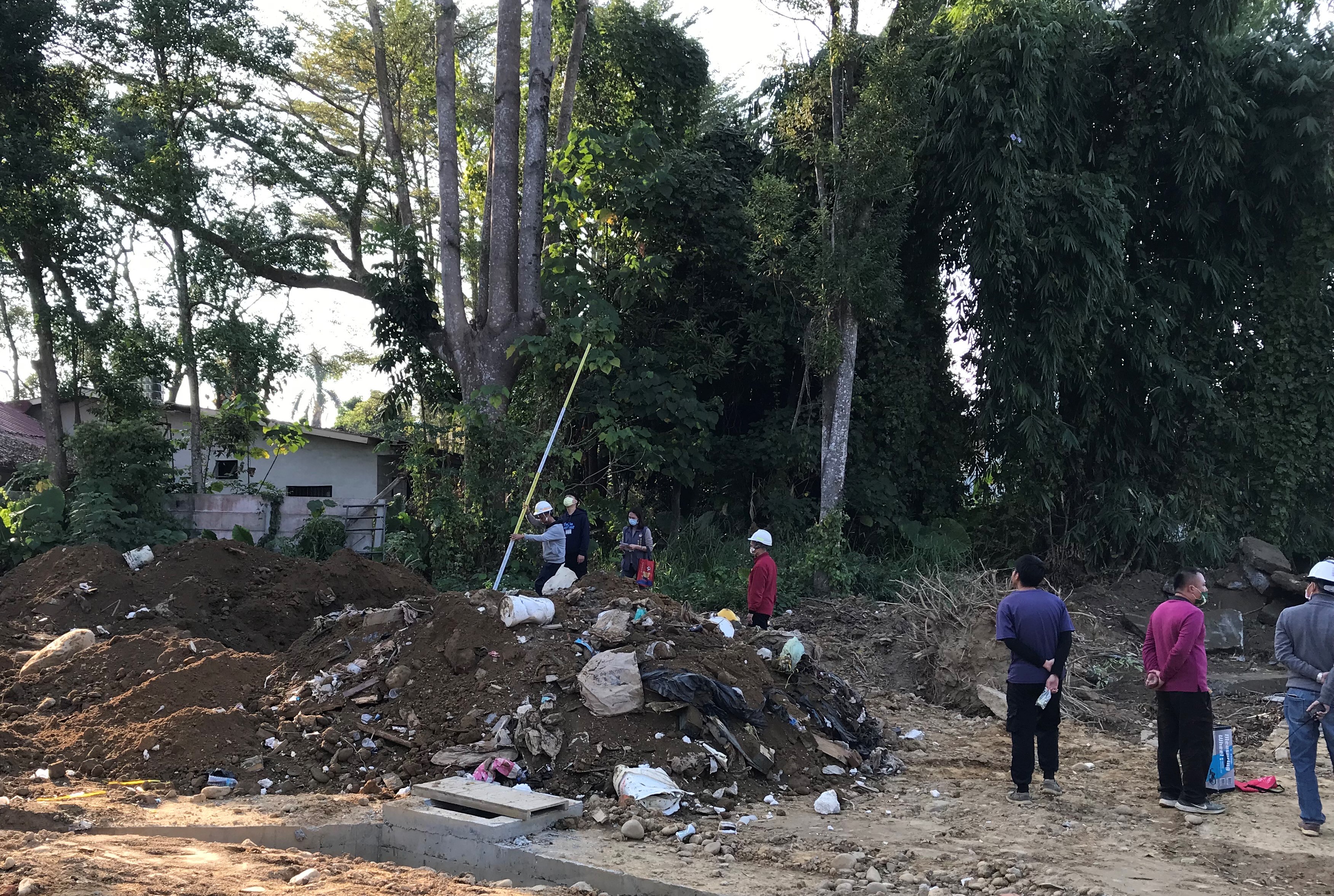 南投竹山分局新建廳舍案驚傳有弊端，縣府環保局派員前往稽查。（讀者提供）